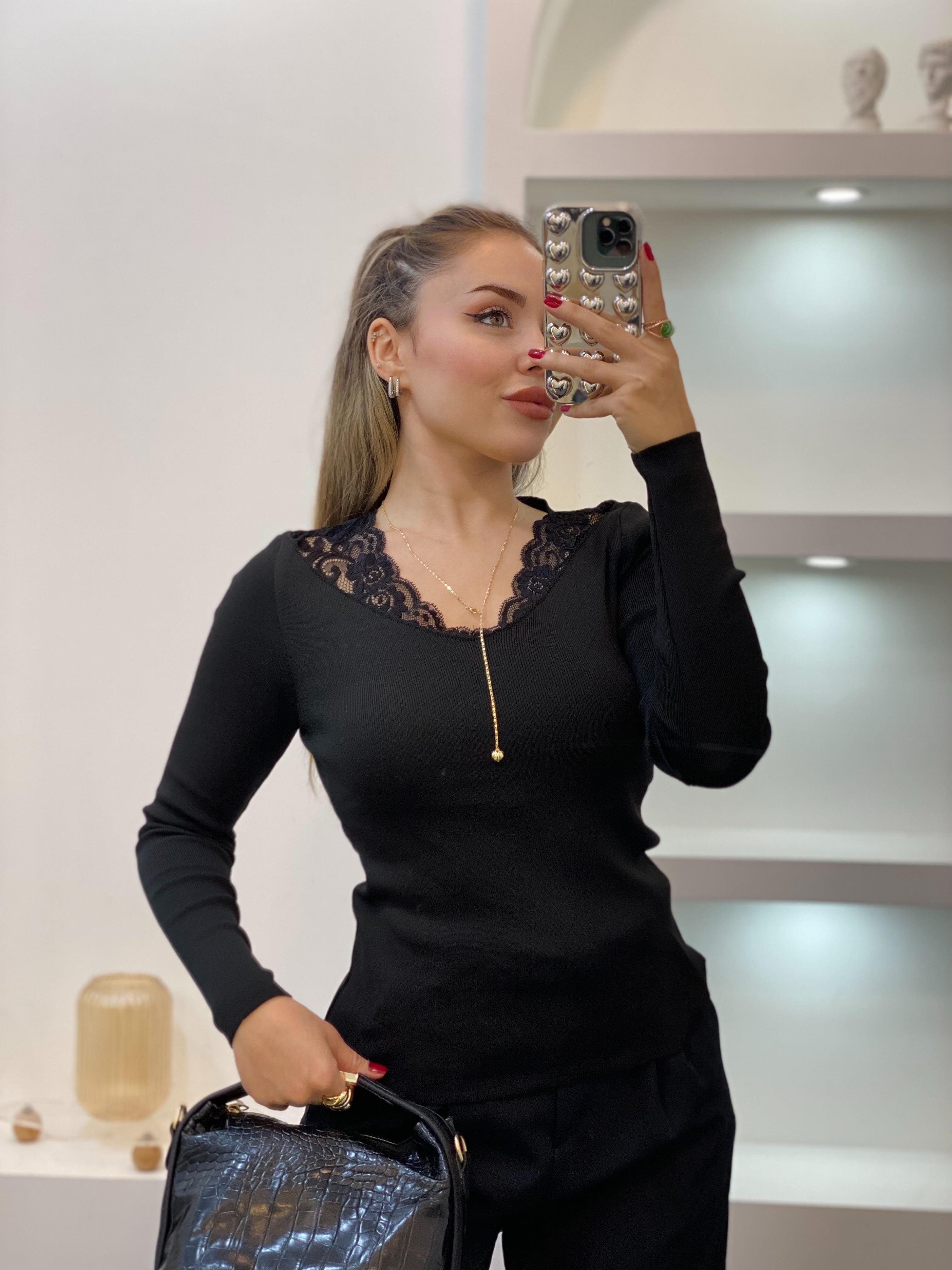 Siyah V Yaka Dantel Detaylı Triko Bluz