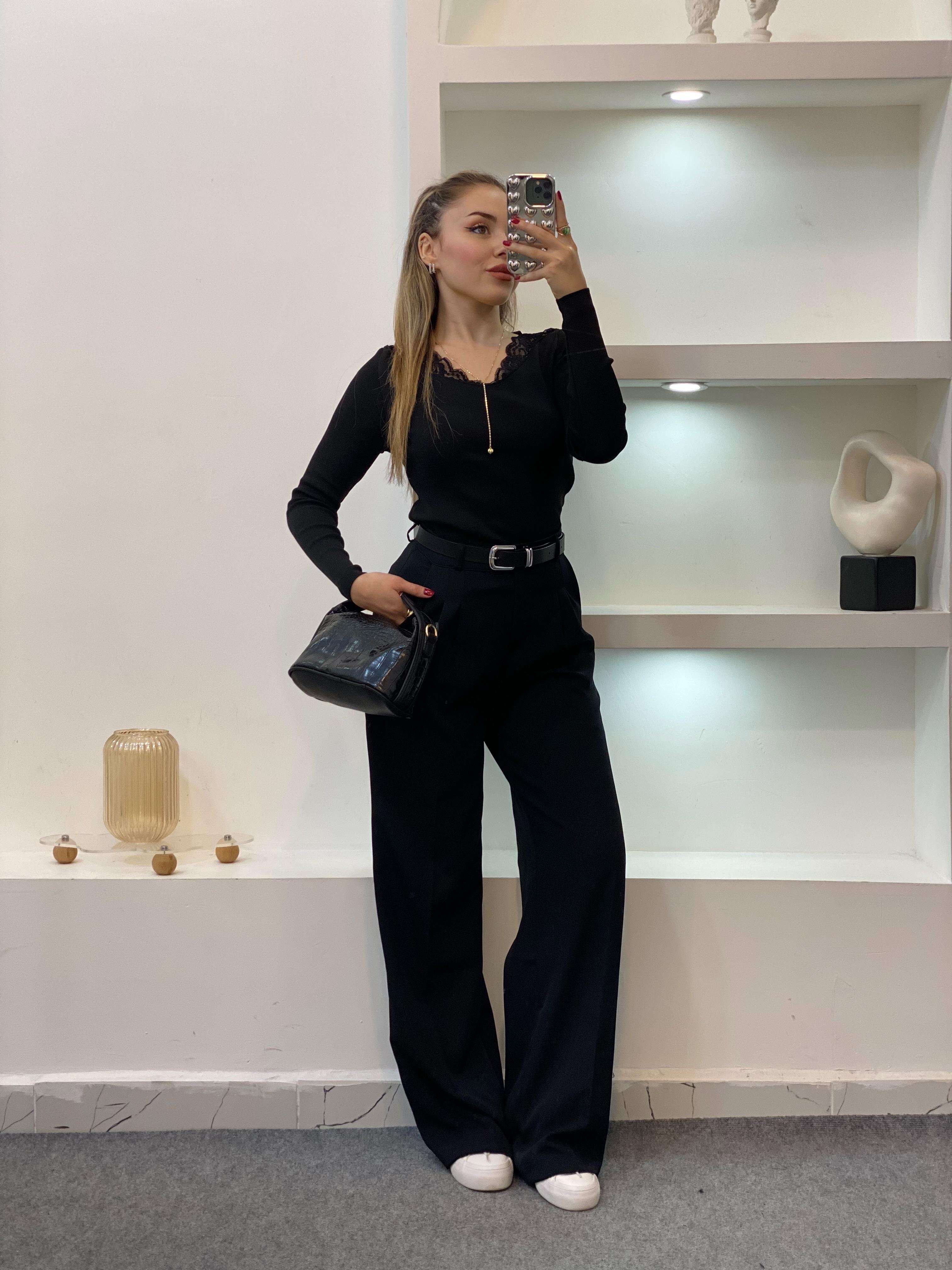 Siyah V Yaka Dantel Detaylı Triko Bluz