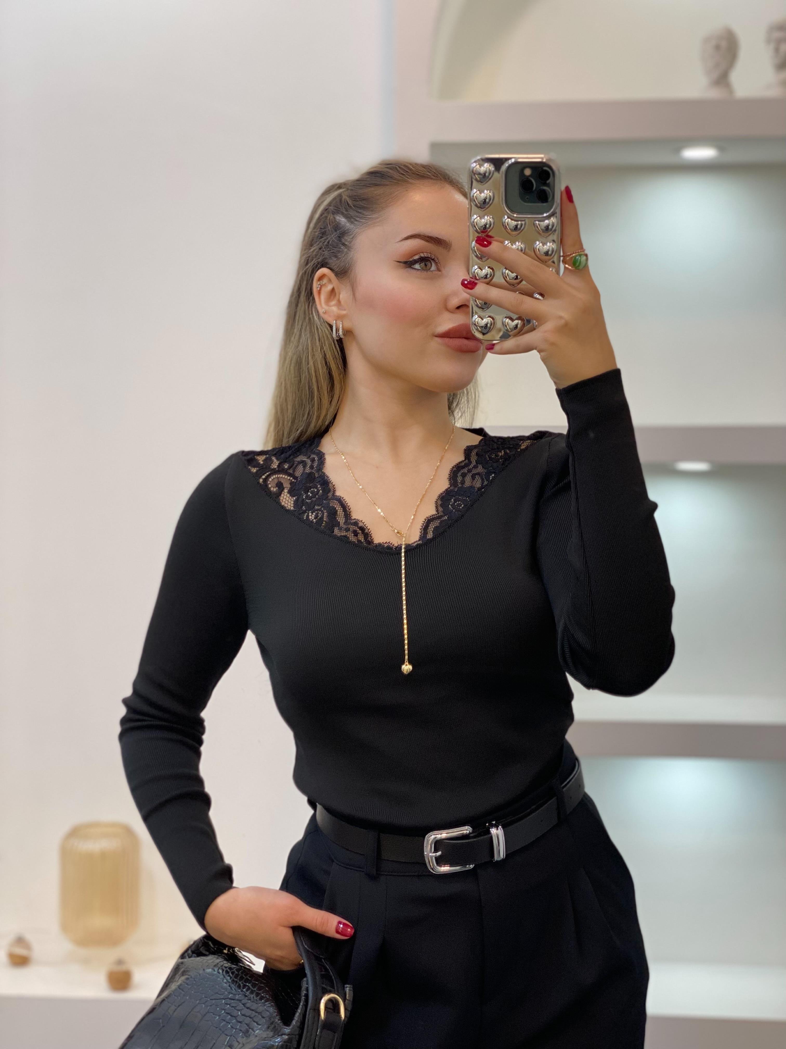 Siyah V Yaka Dantel Detaylı Triko Bluz