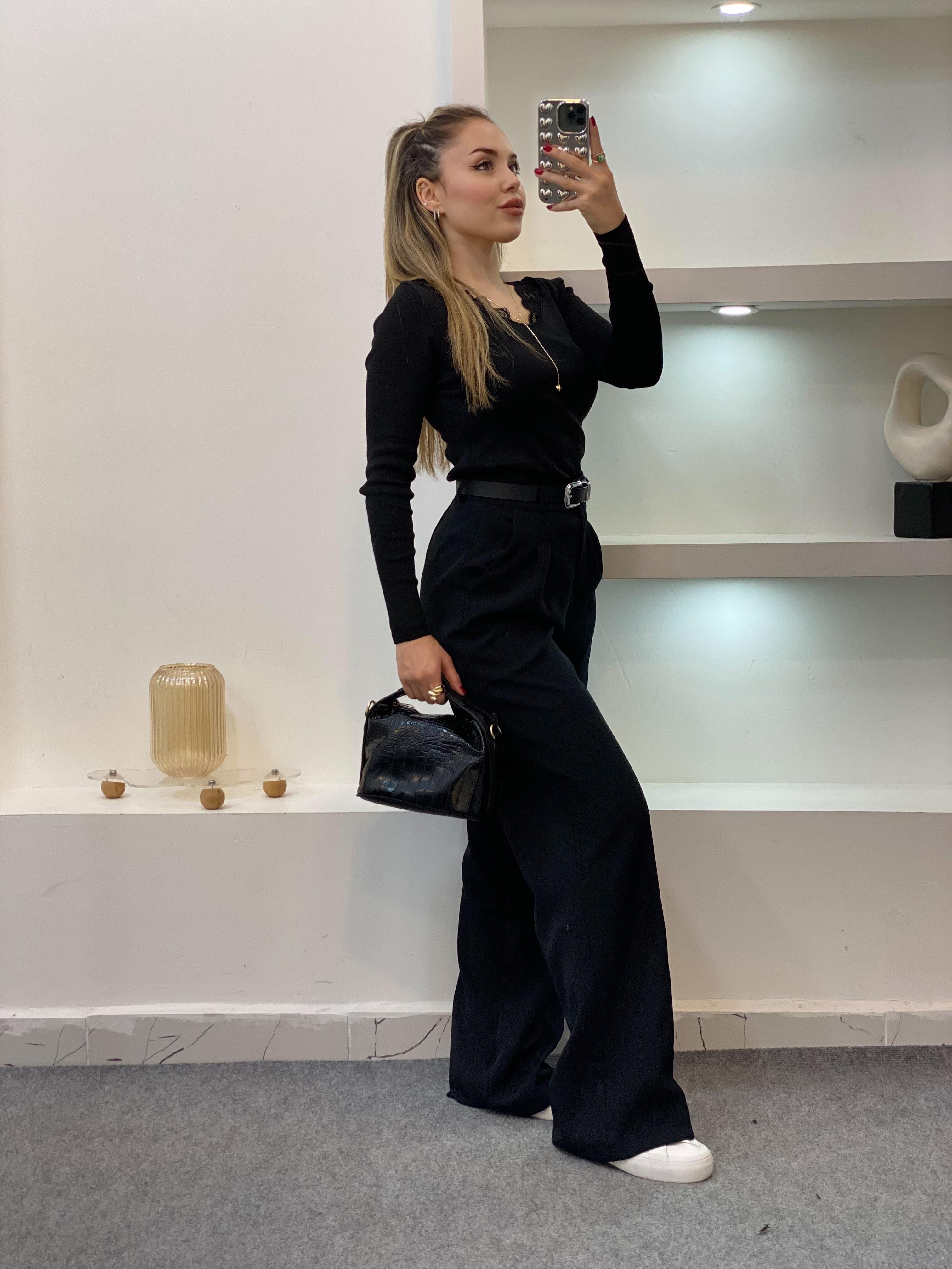 Siyah V Yaka Dantel Detaylı Triko Bluz