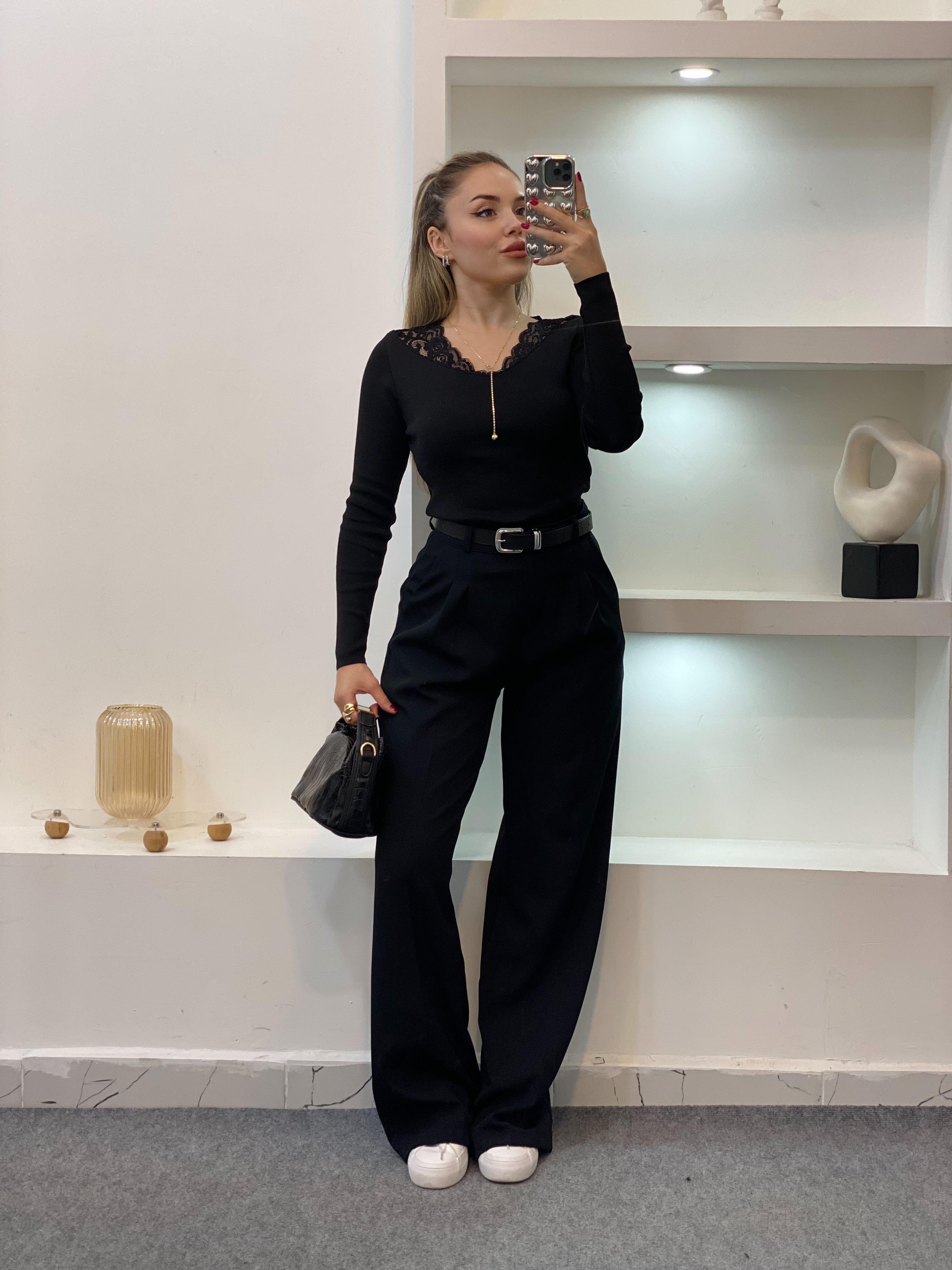 Siyah V Yaka Dantel Detaylı Triko Bluz