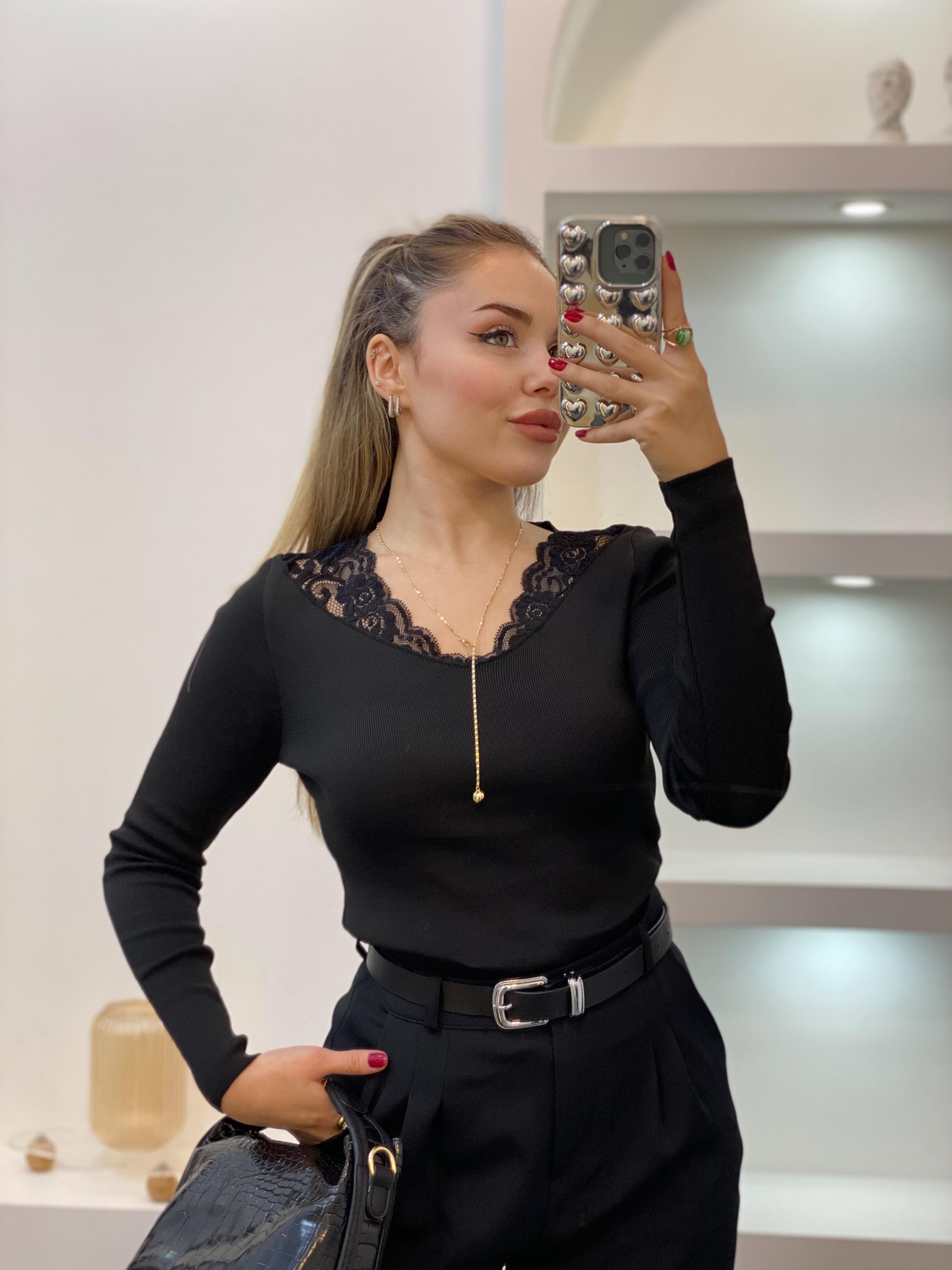 Siyah V Yaka Dantel Detaylı Triko Bluz