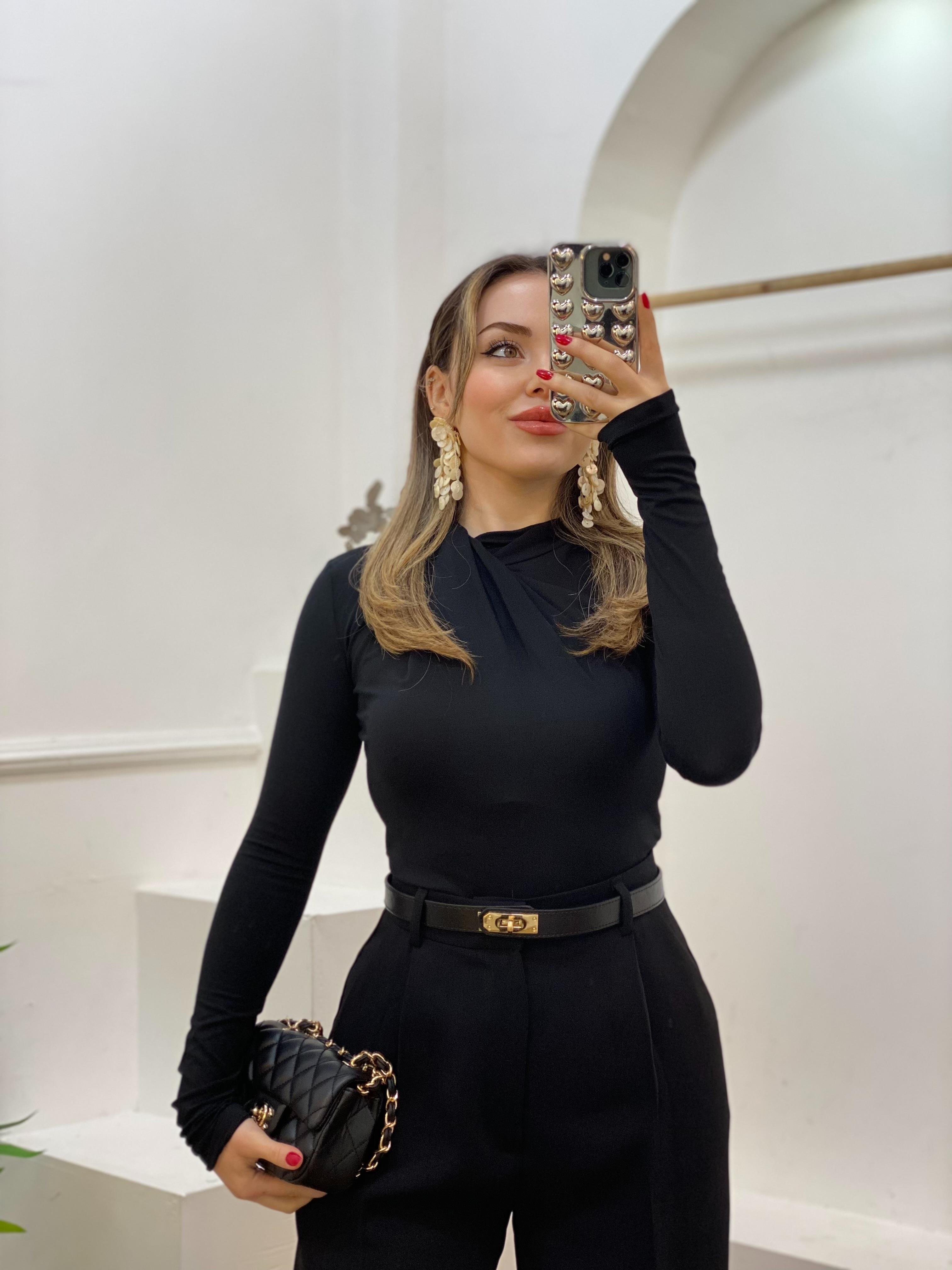 Siyah Yaka Burgu Detaylı Bluz