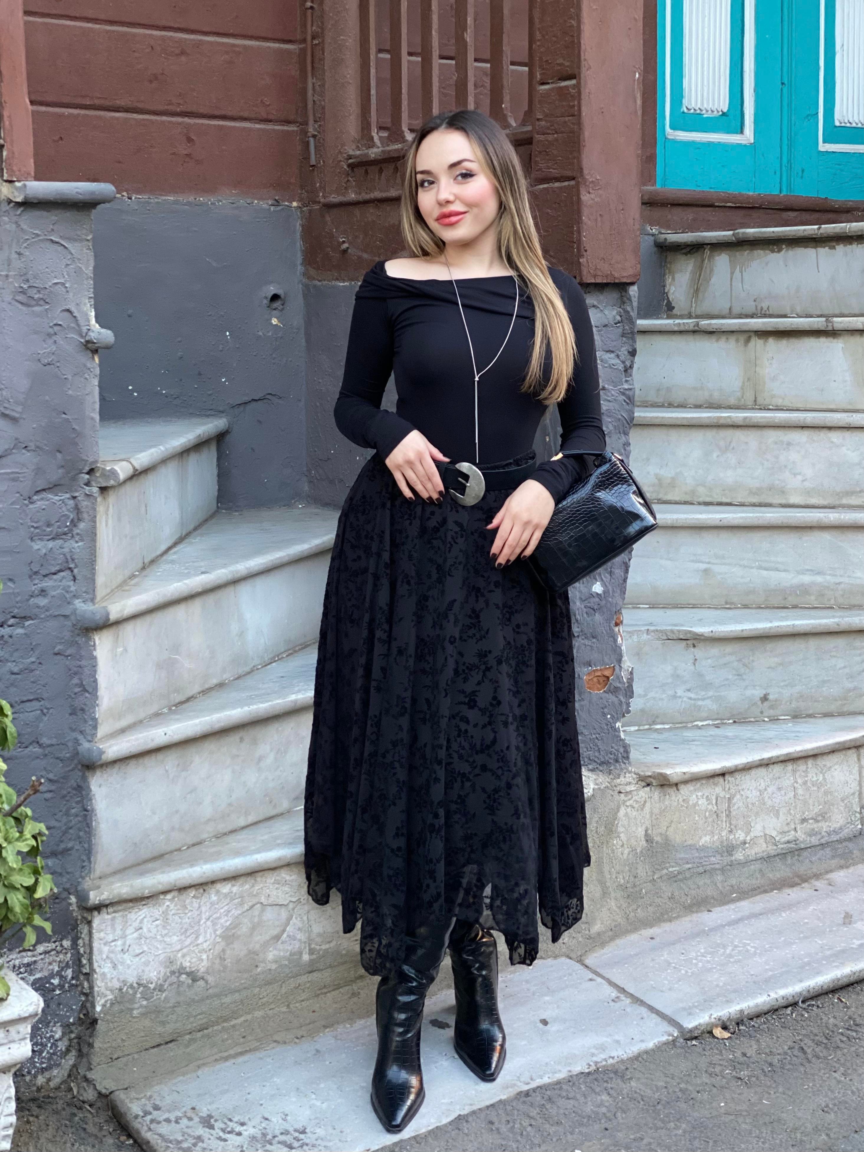 Siyah Yaka Düğüm Detaylı Bluz
