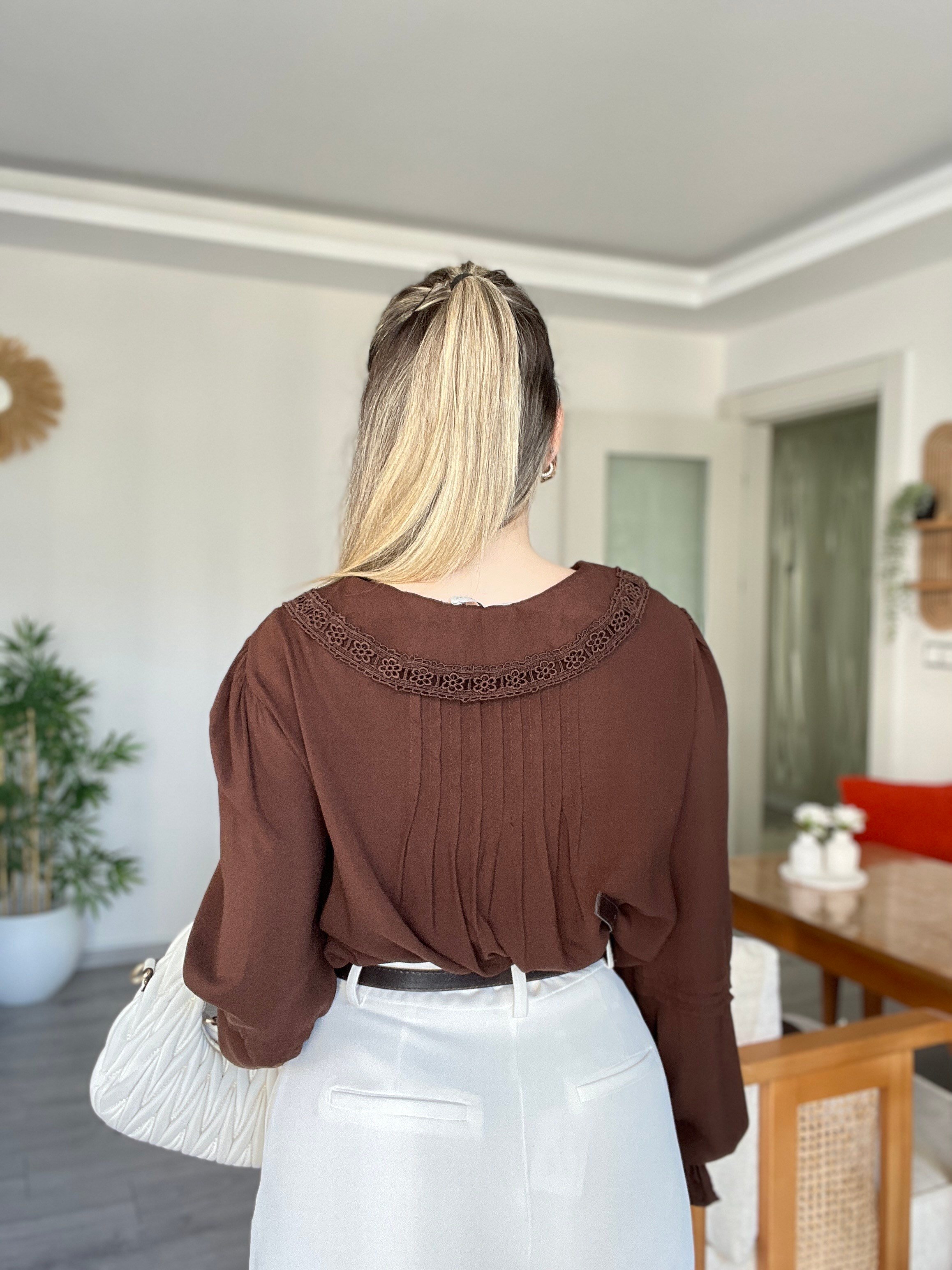 Tasarım Acı Kahve V Yaka Önü Volanlı  Bluz 
