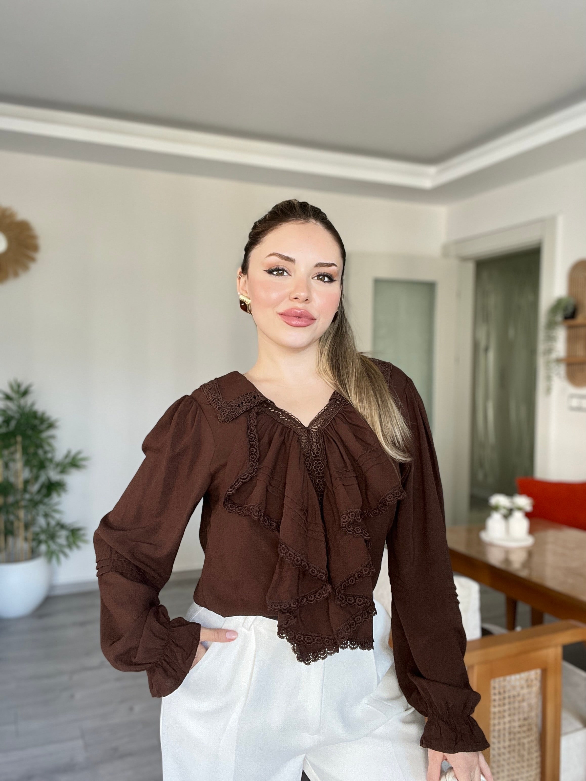 Tasarım Acı Kahve V Yaka Önü Volanlı  Bluz 