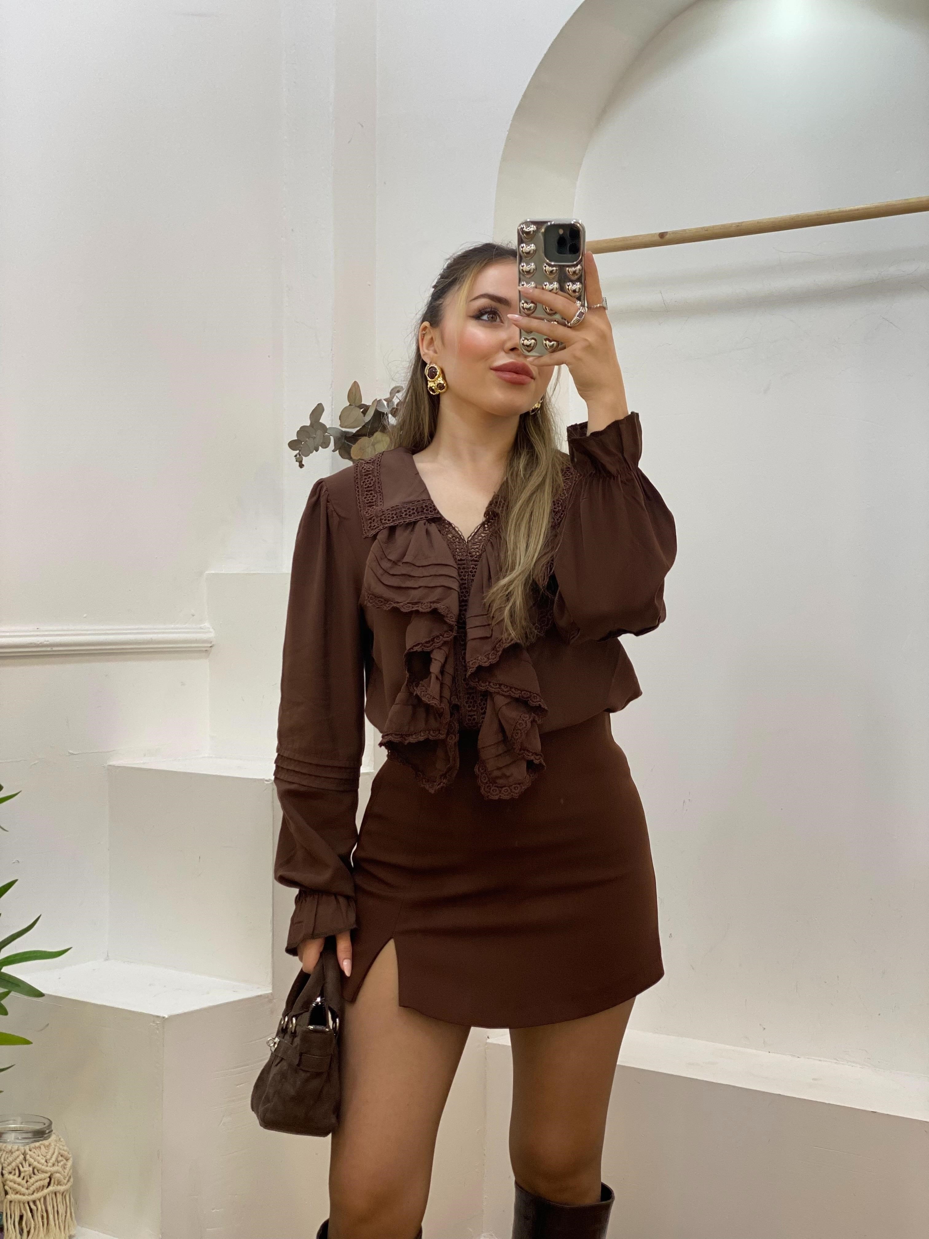 Tasarım Acı Kahve V Yaka Önü Volanlı  Bluz 