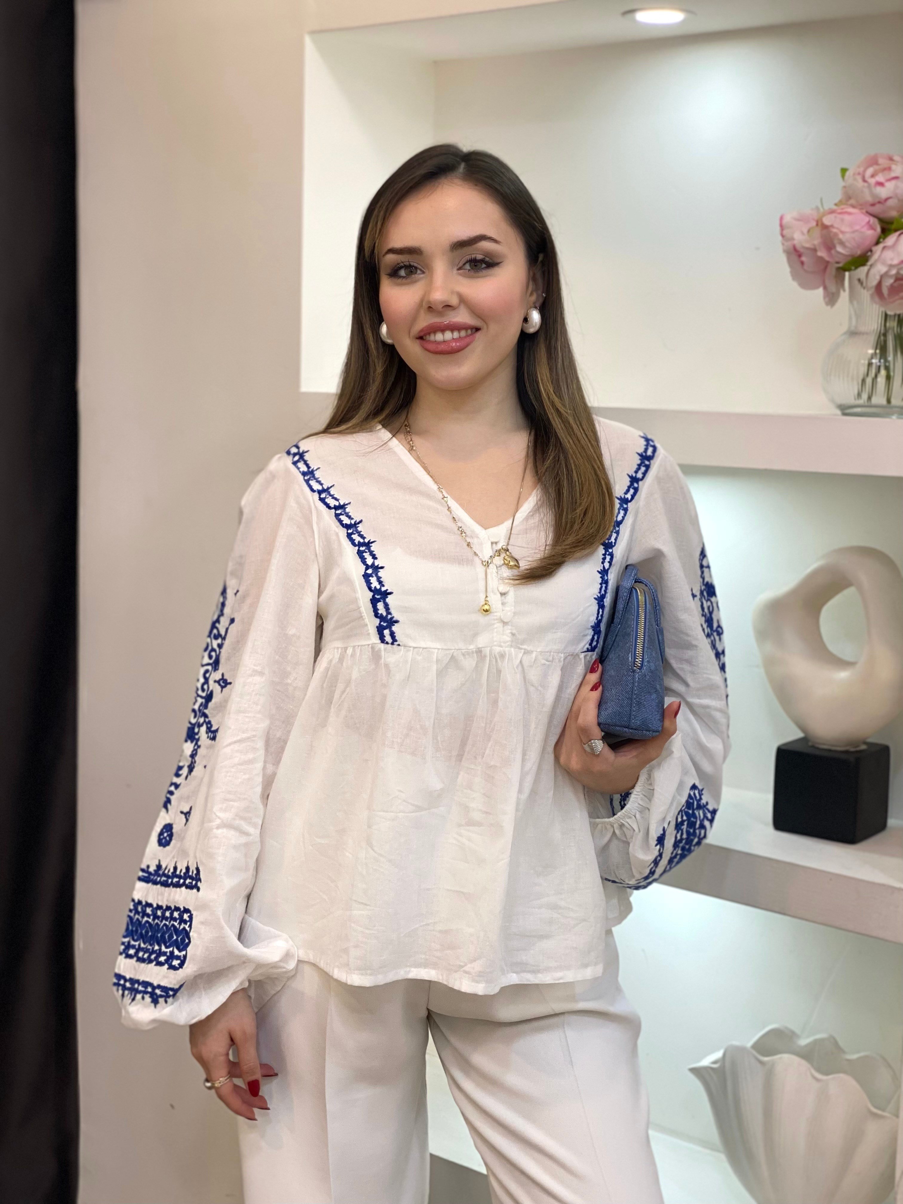 Tasarım Beyaz Kolları Mavi Nakışlı Bluz 