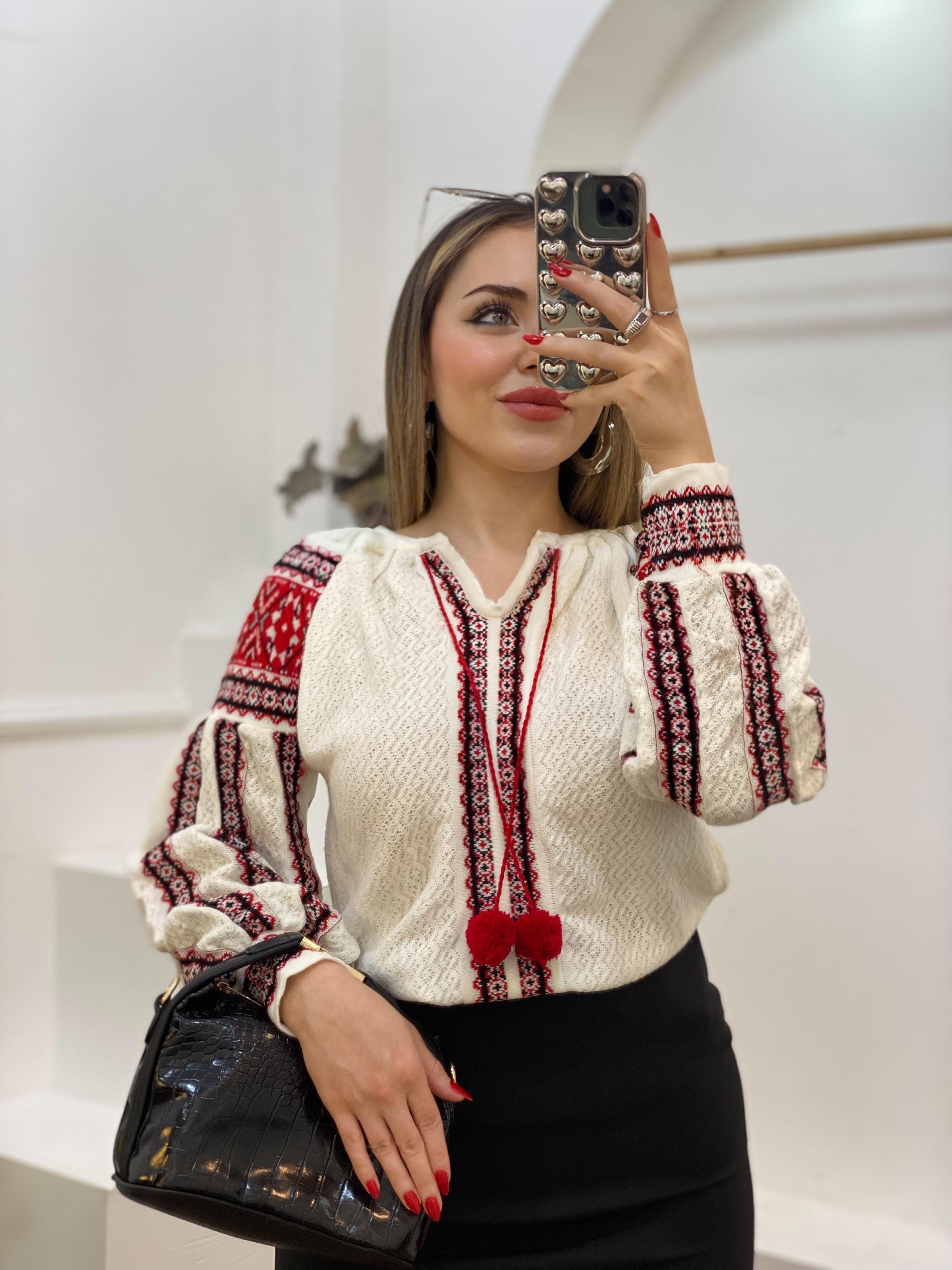 Tasarım Beyaz Örgü Modelli Ponpon Detay Triko Kazak
