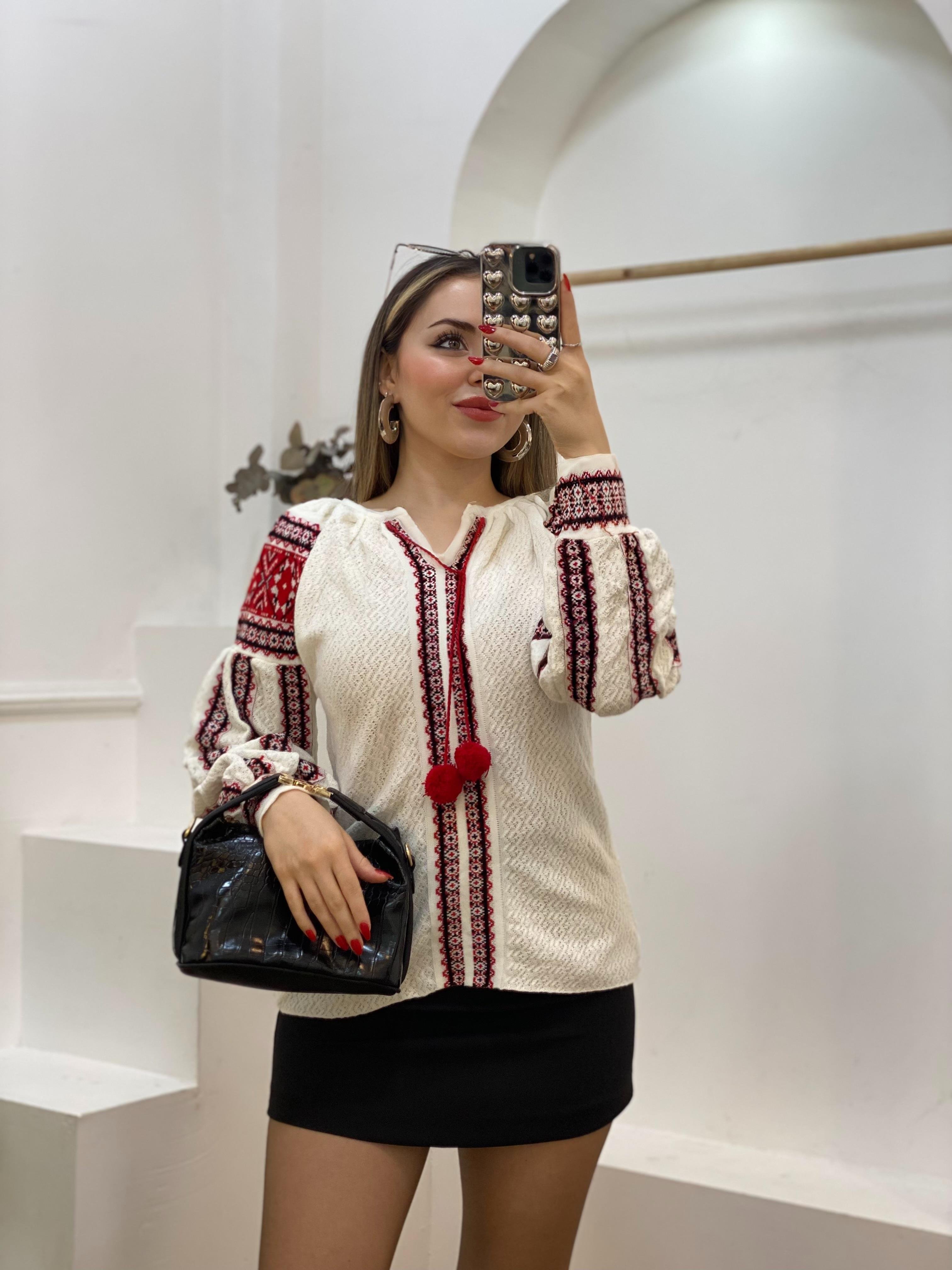 Tasarım Beyaz Örgü Modelli Ponpon Detay Triko Kazak