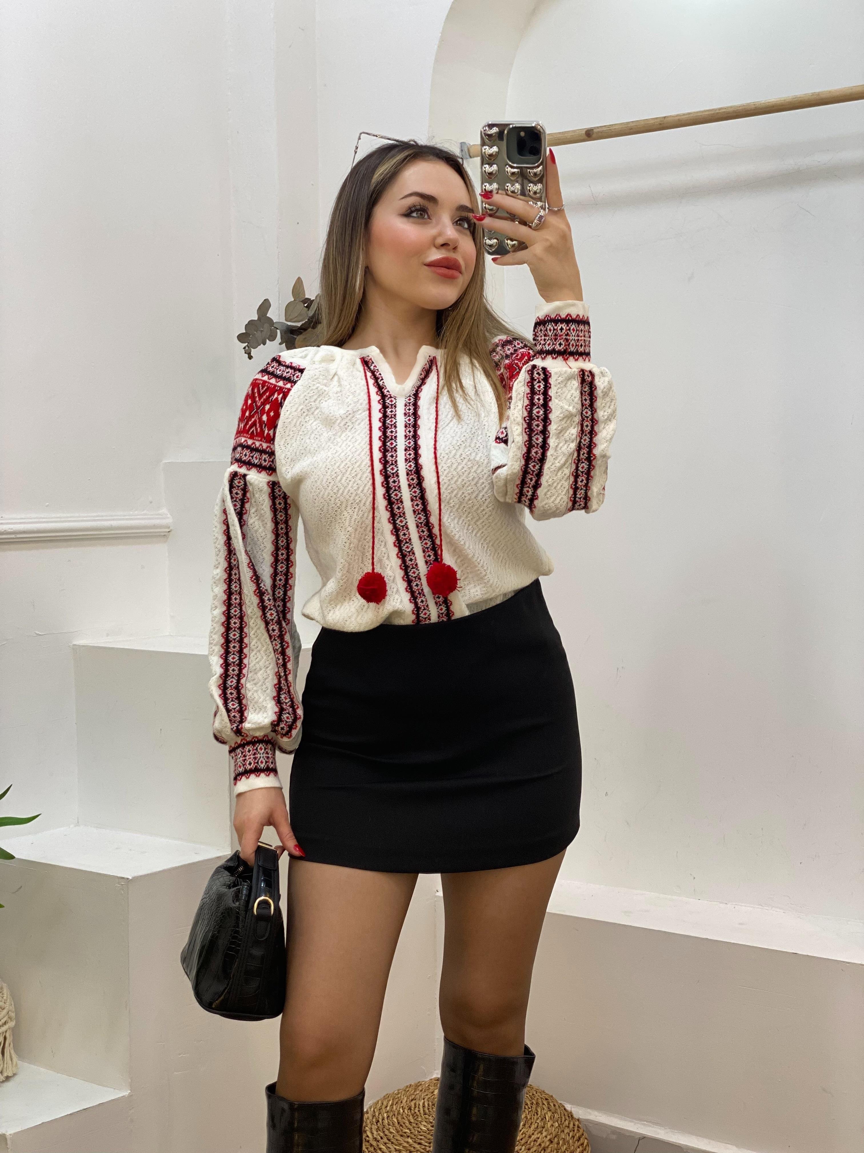 Tasarım Beyaz Örgü Modelli Ponpon Detay Triko Kazak
