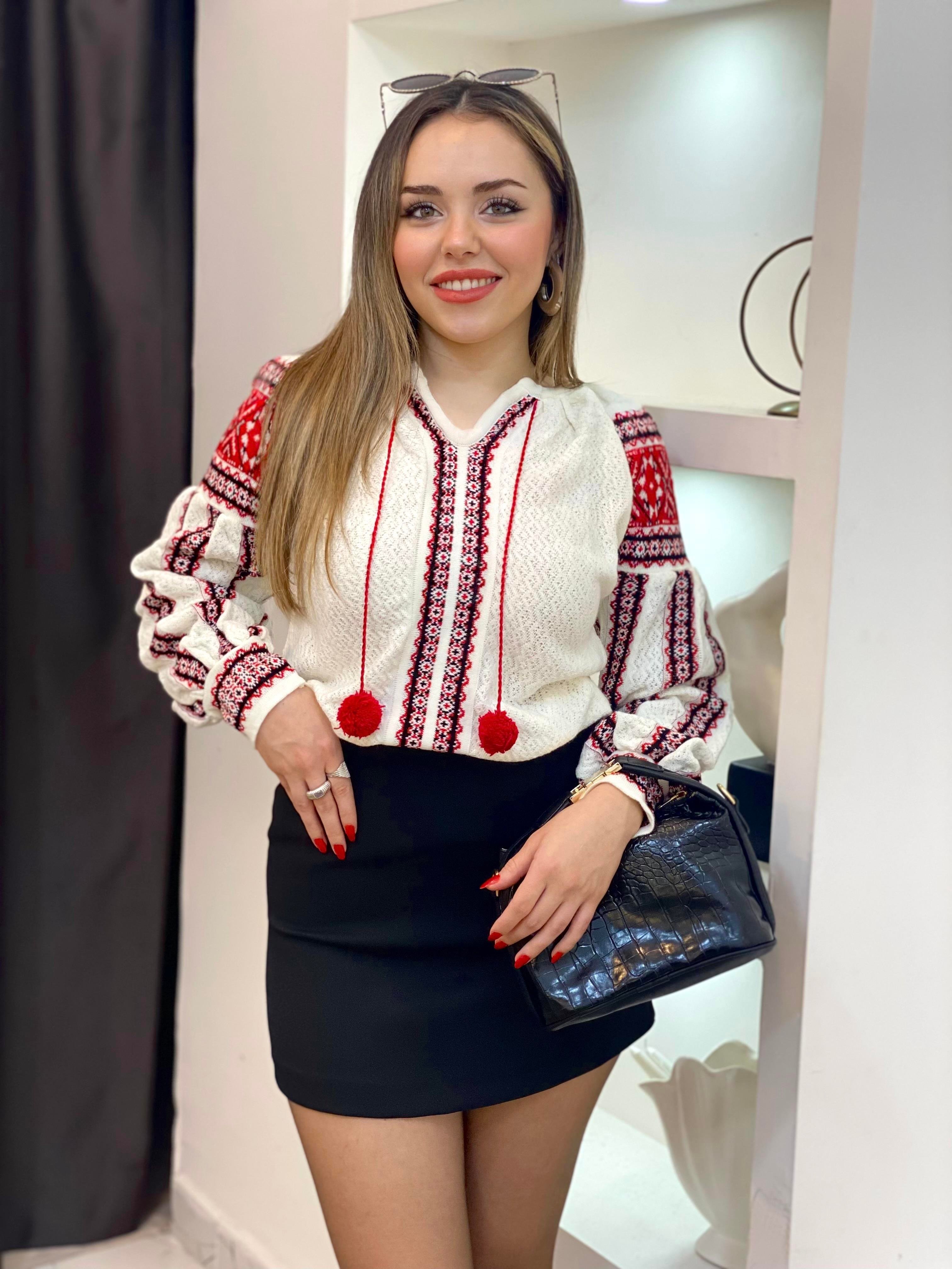 Tasarım Beyaz Örgü Modelli Ponpon Detay Triko Kazak