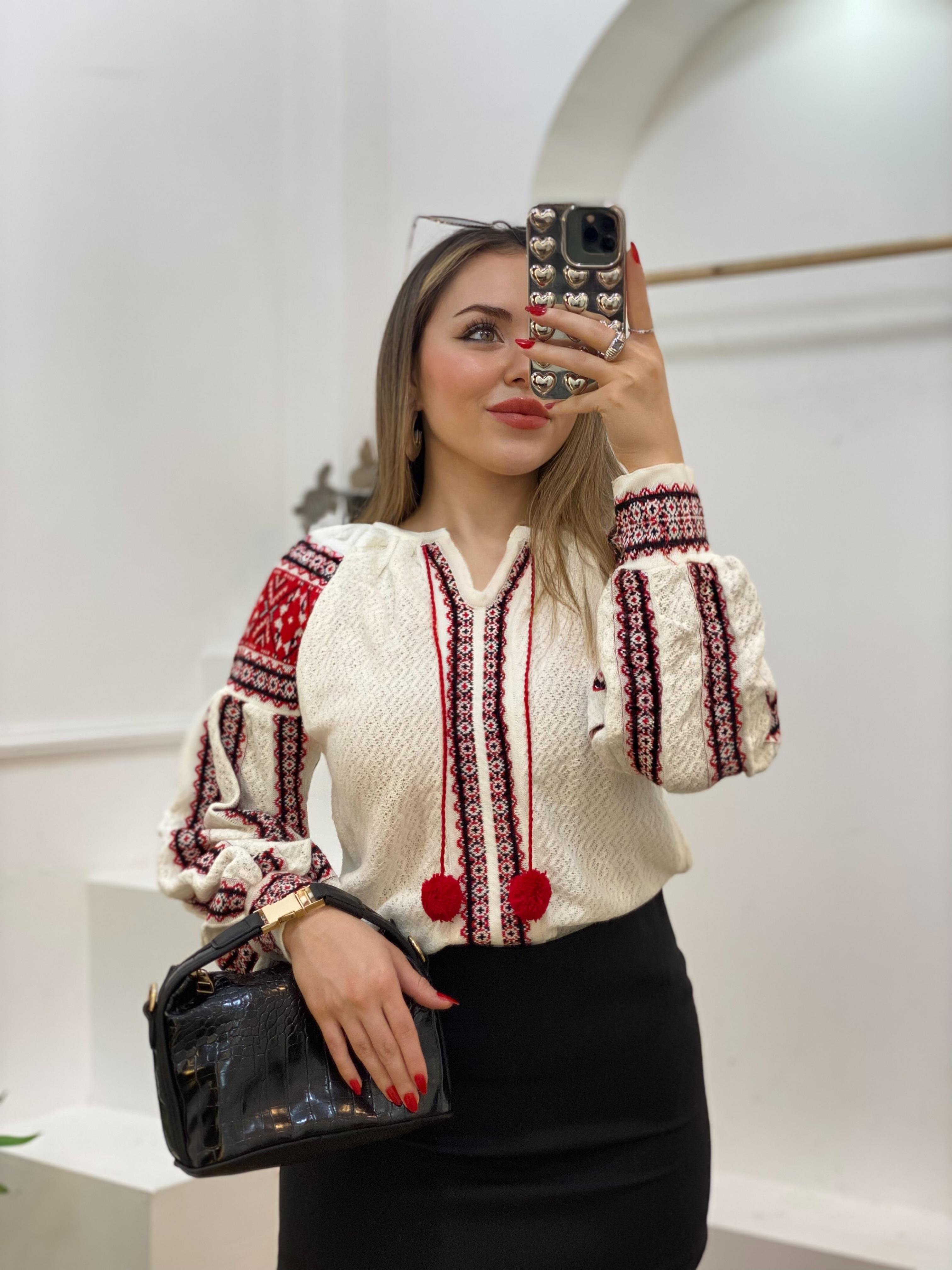 Tasarım Beyaz Örgü Modelli Ponpon Detay Triko Kazak