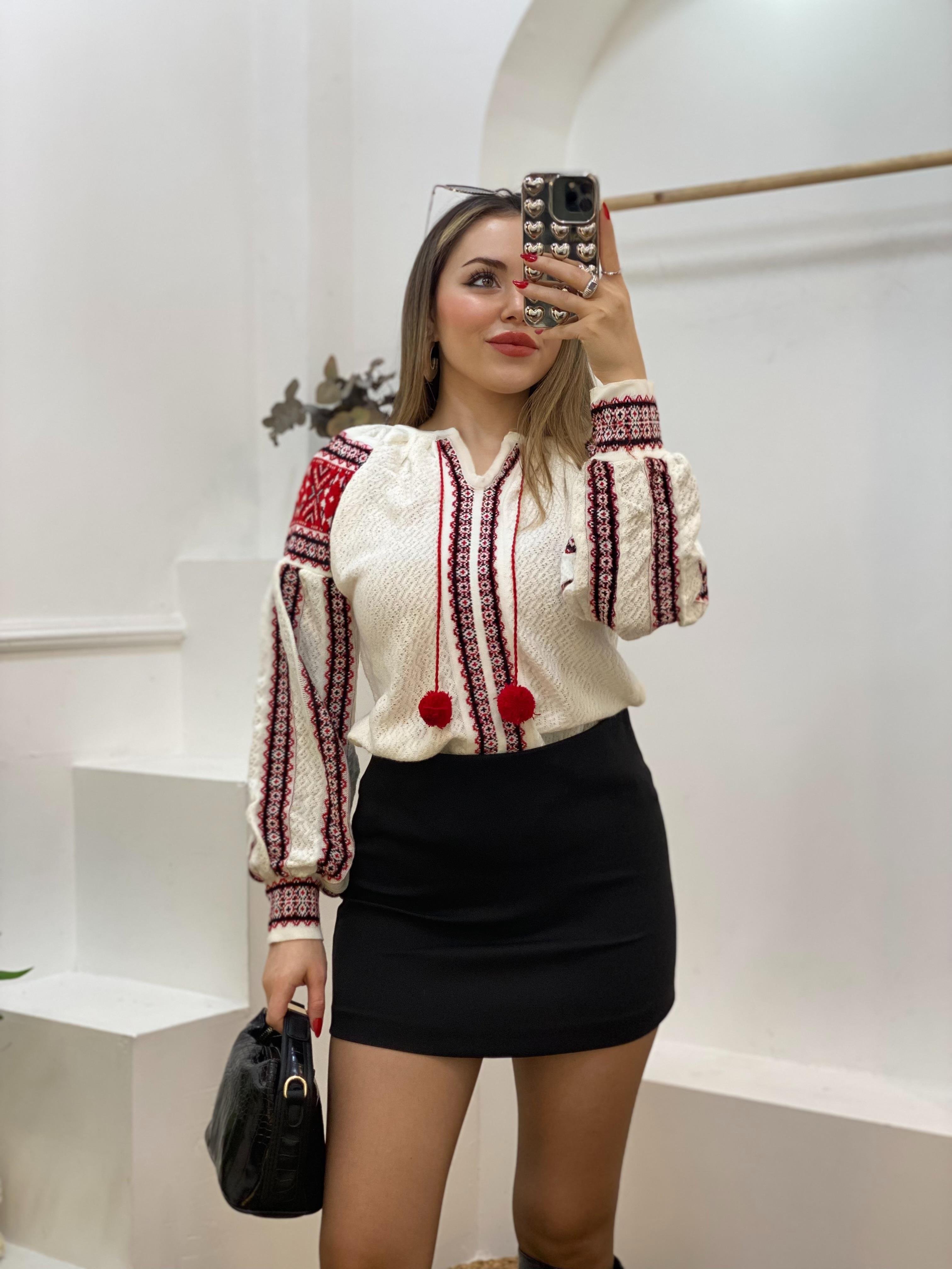 Tasarım Beyaz Örgü Modelli Ponpon Detay Triko Kazak