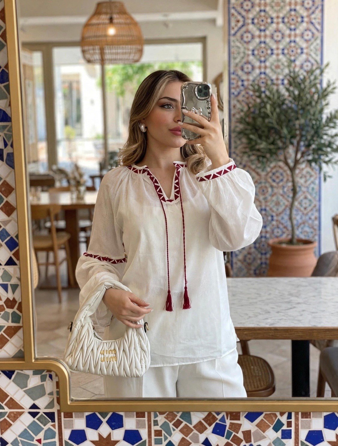 Tasarım Beyaz Üzerine Bordo Şerit Nakışlı Nakışlı Bluz