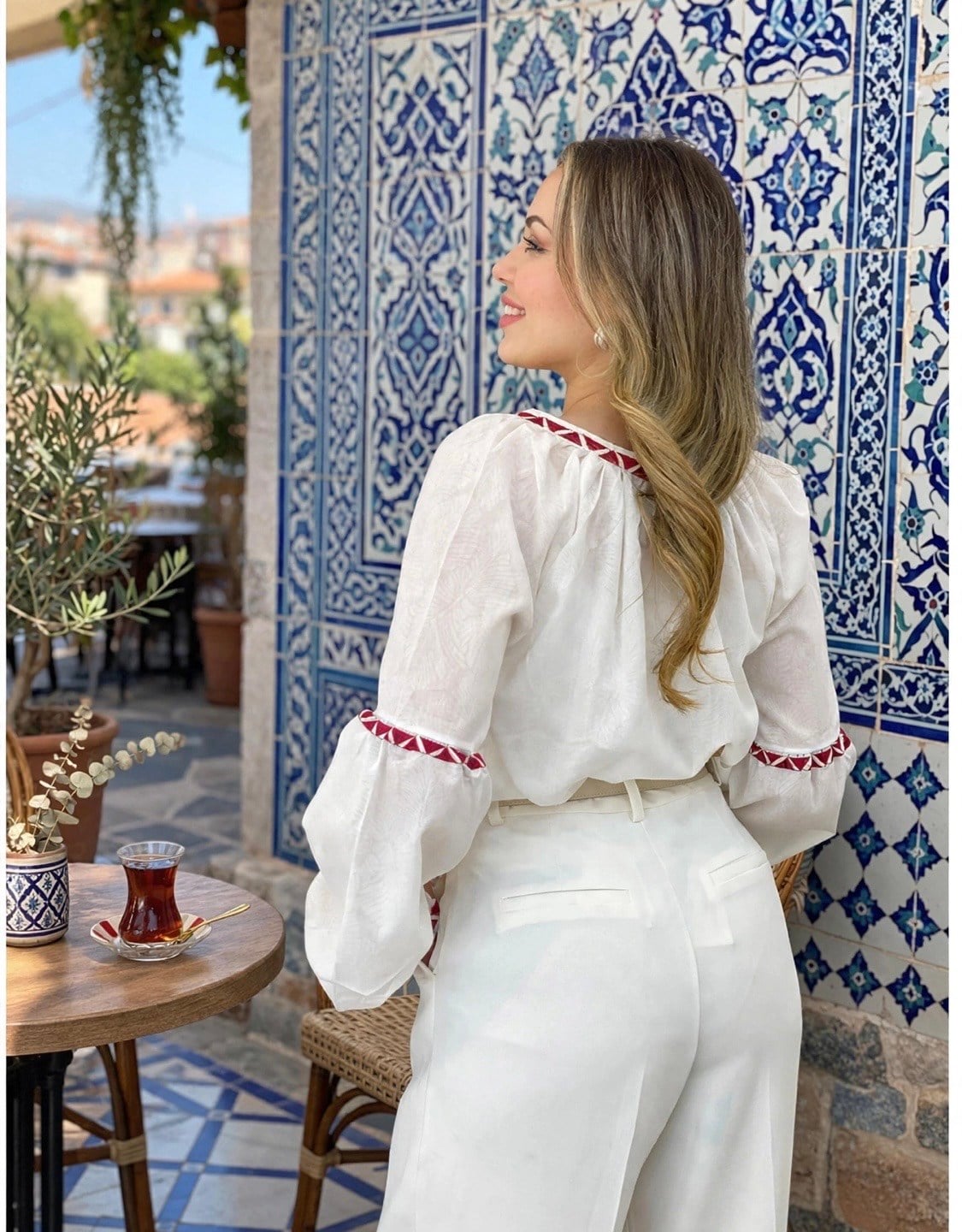 Tasarım Beyaz Üzerine Bordo Şerit Nakışlı Nakışlı Bluz
