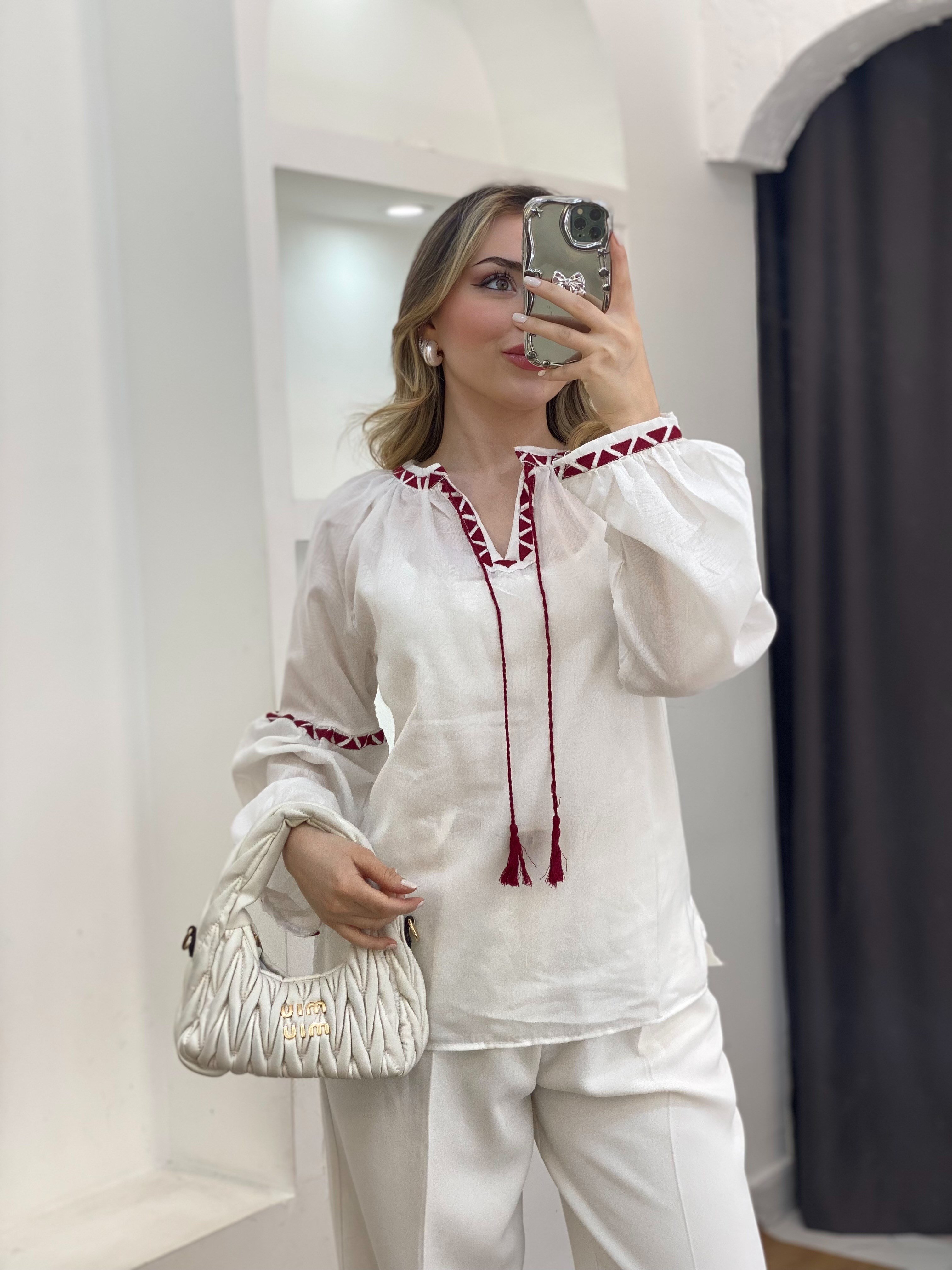 Tasarım Beyaz Üzerine Bordo Şerit Nakışlı Nakışlı Bluz