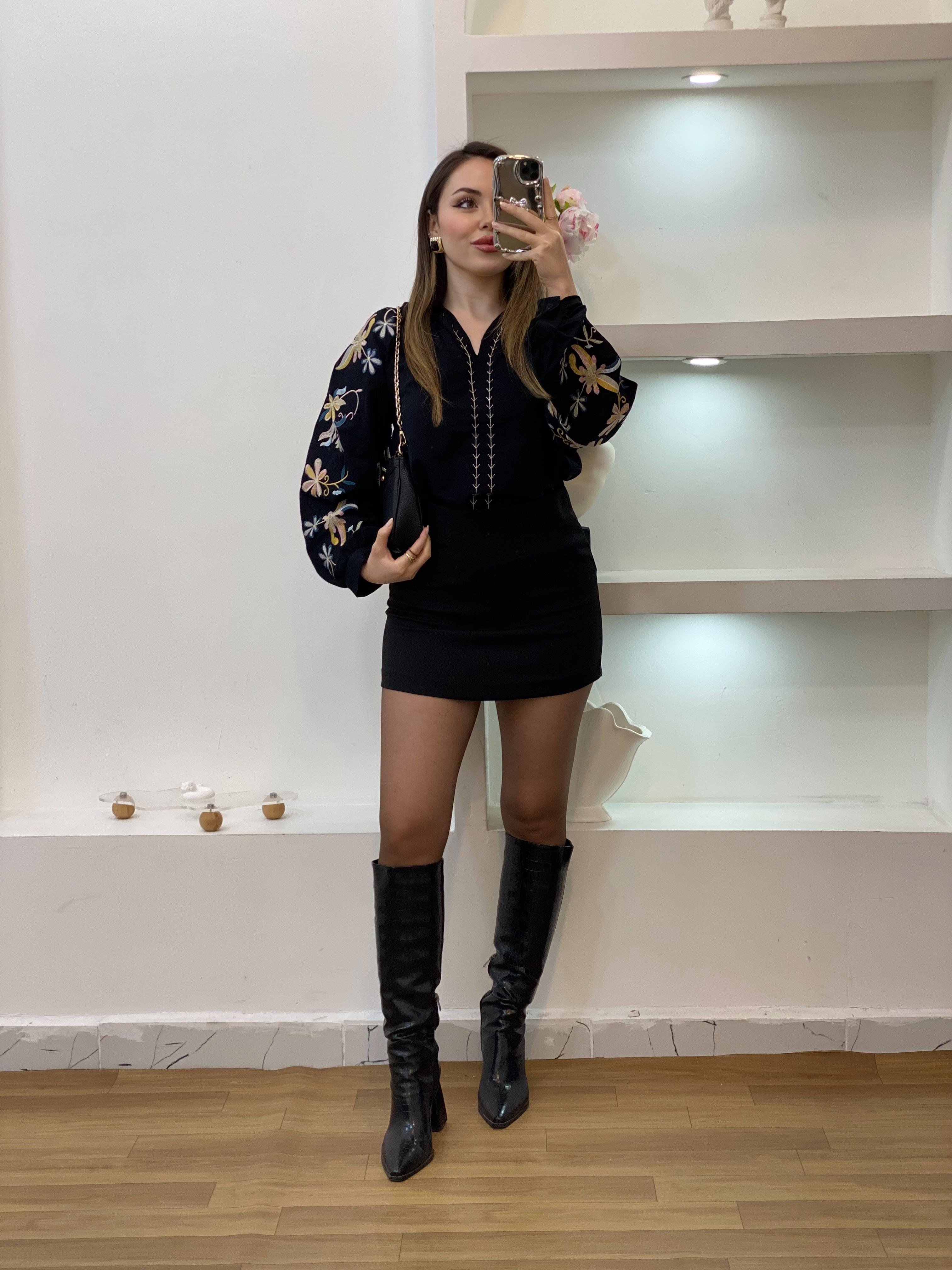 Tasarım Siyah Kolları Nakışlı Bluz 