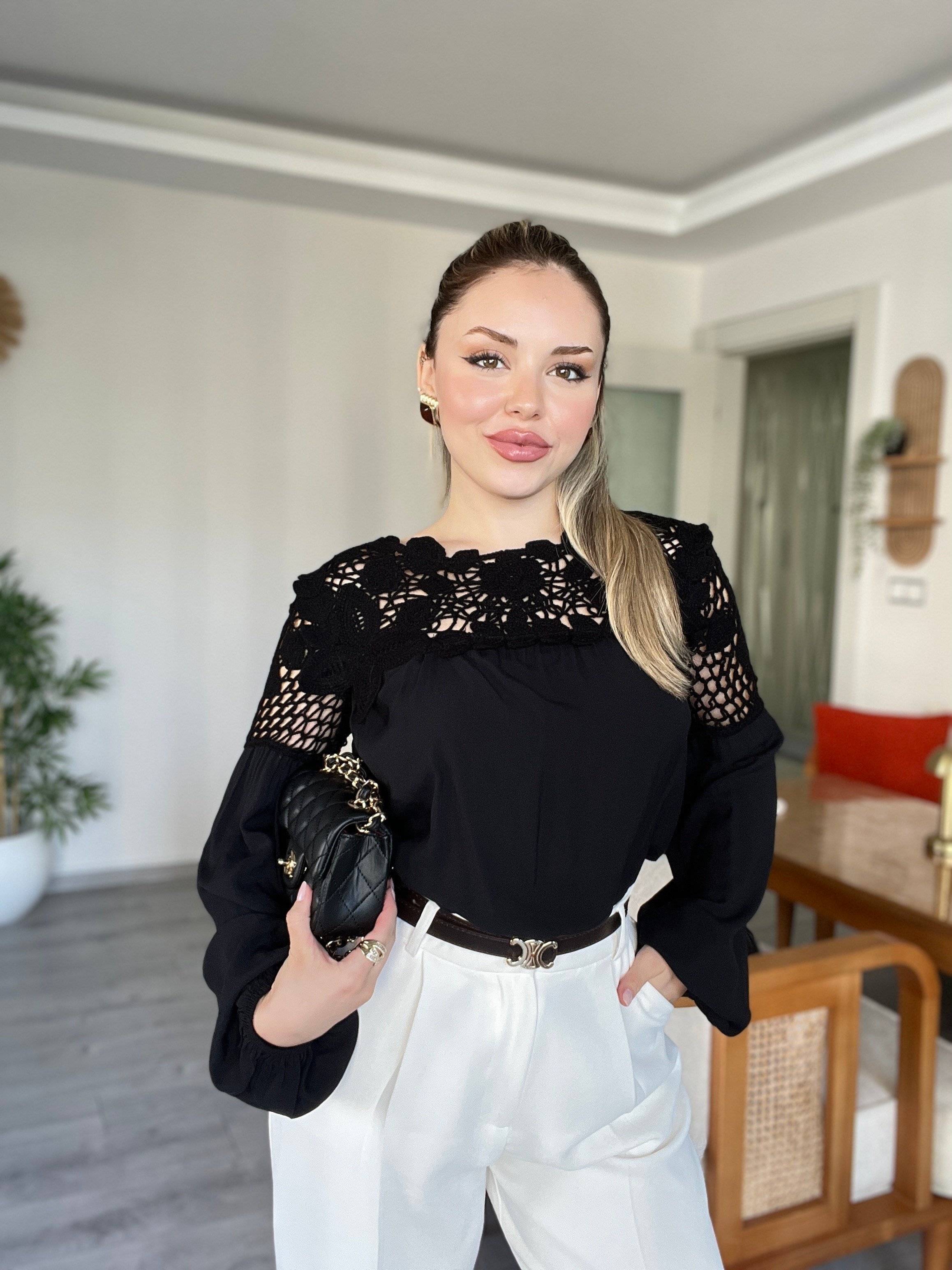 Tasarım Siyah Motifli Dantel Detaylı Bluz