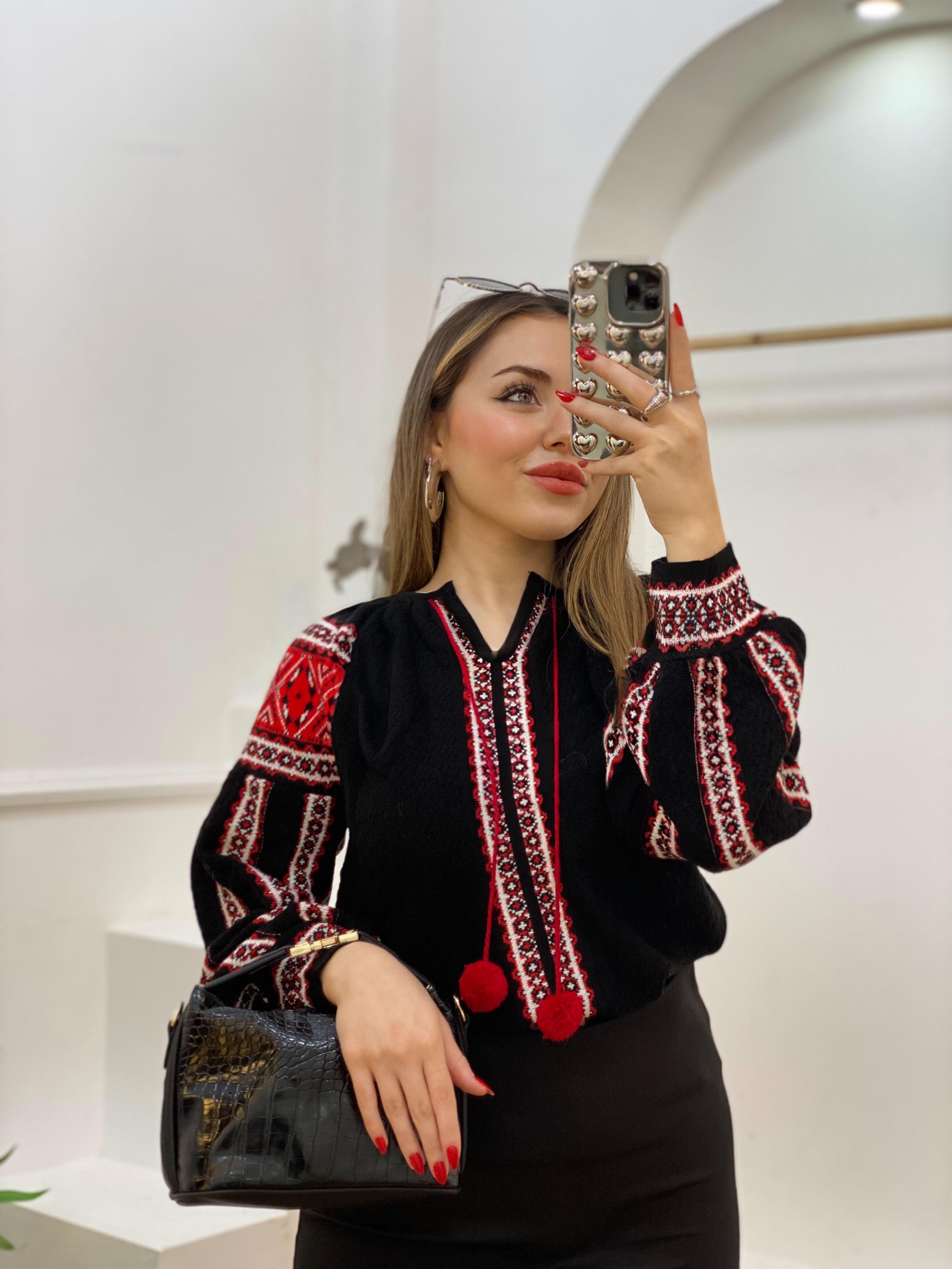 Tasarım Siyah Örgü Modelli Ponpon Detay Triko Kazak