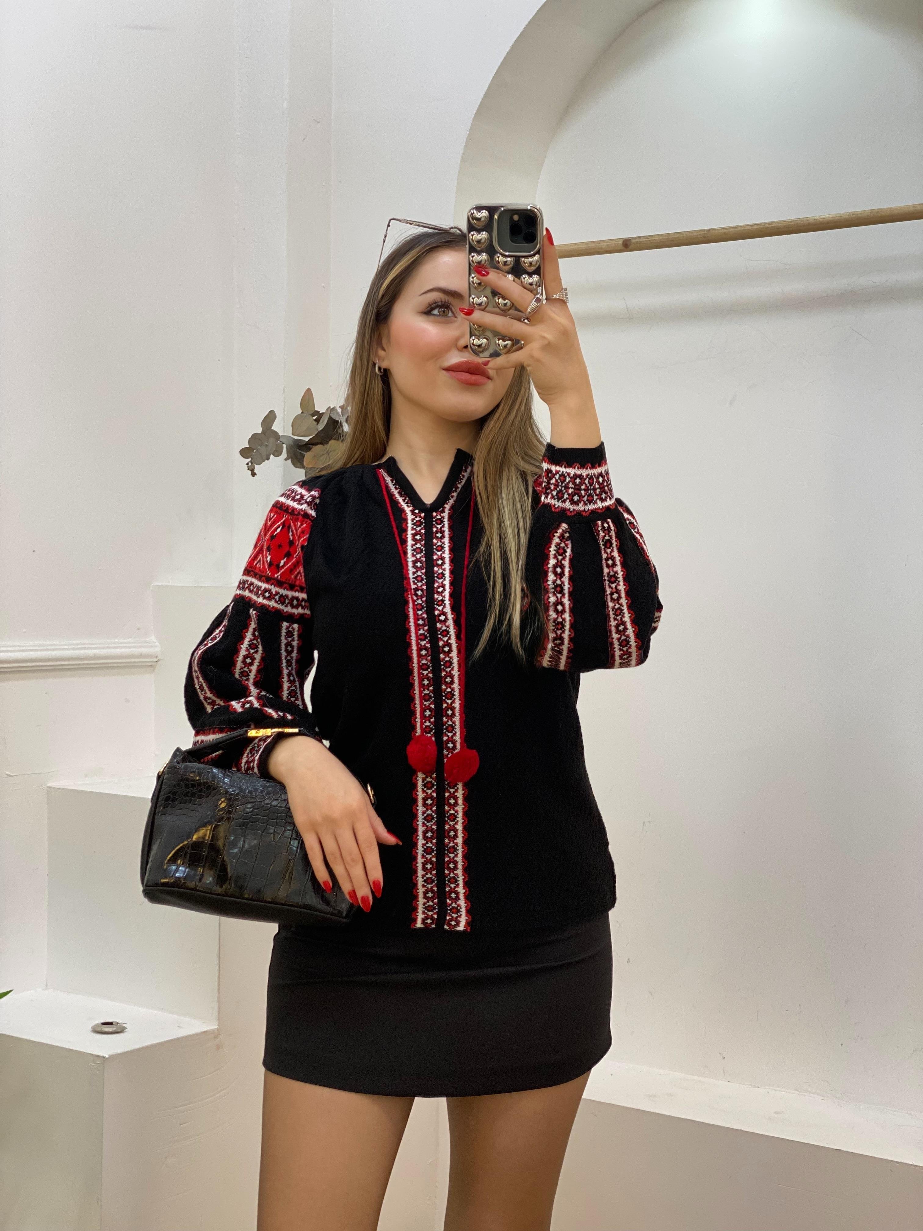 Tasarım Siyah Örgü Modelli Ponpon Detay Triko Kazak