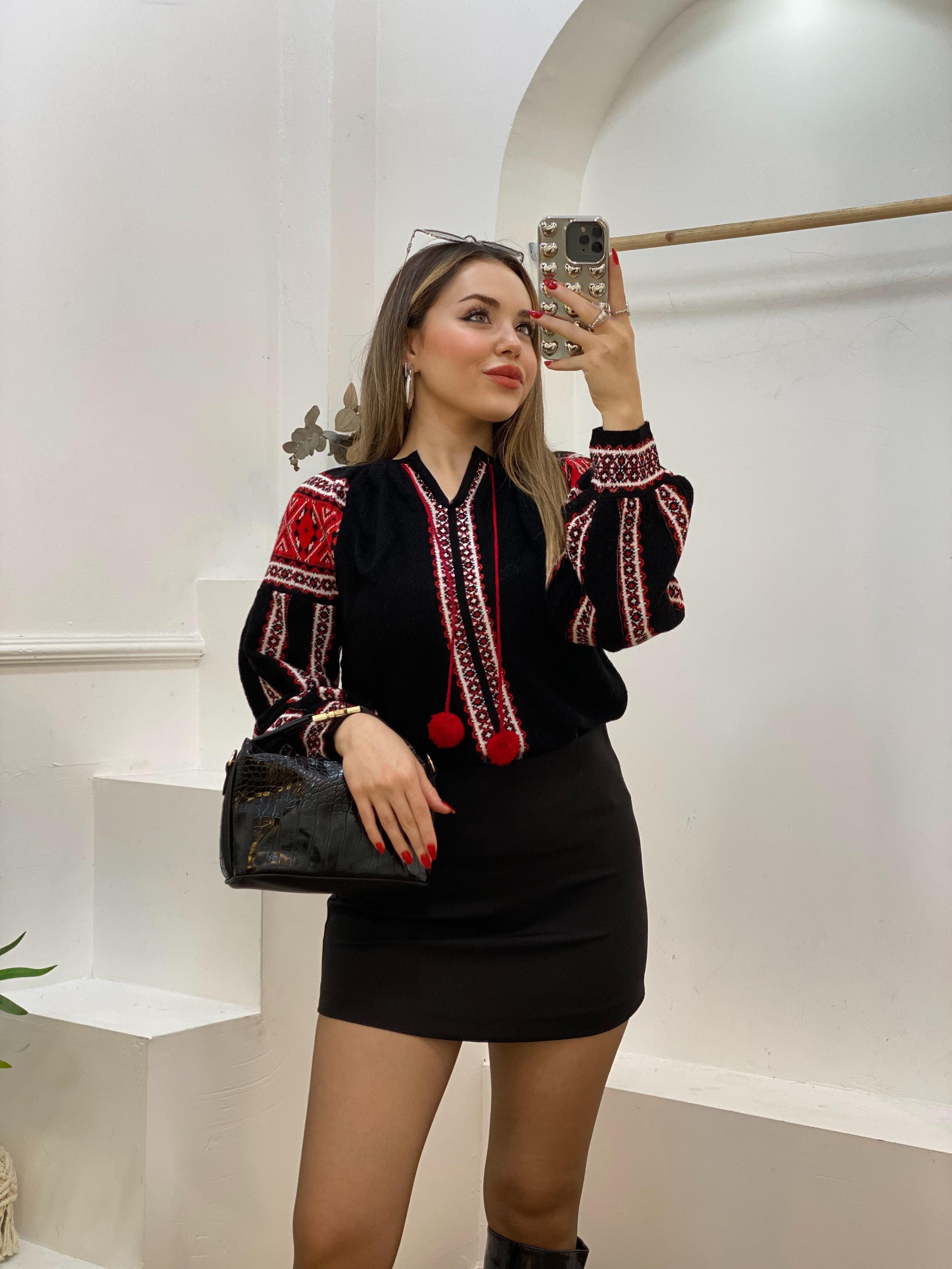 Tasarım Siyah Örgü Modelli Ponpon Detay Triko Kazak