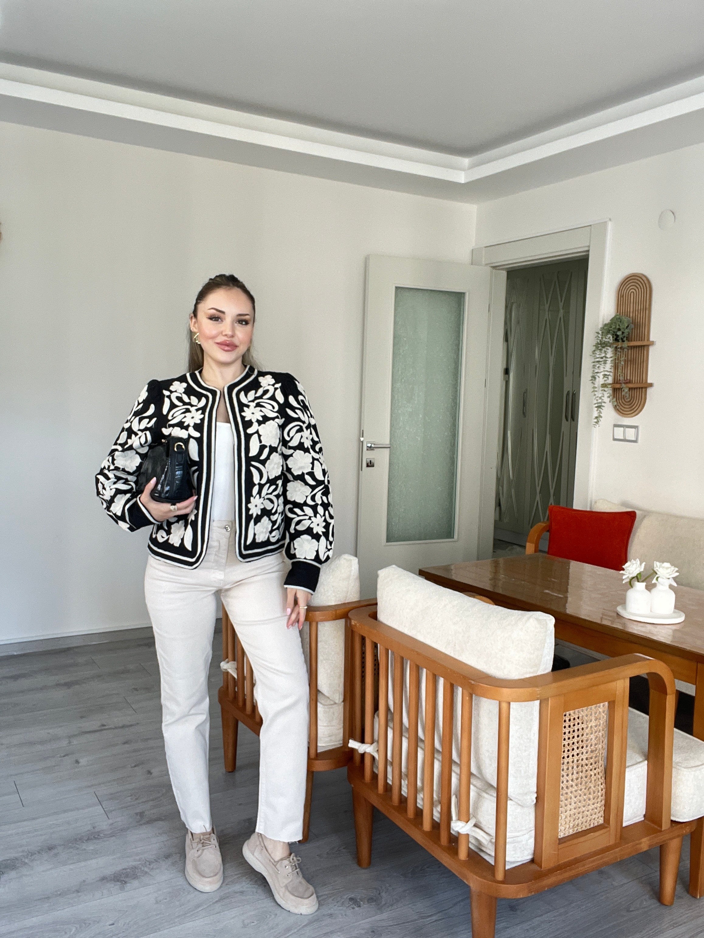 Tasarım Siyah Üzerine Bej Nakışlı Ceket