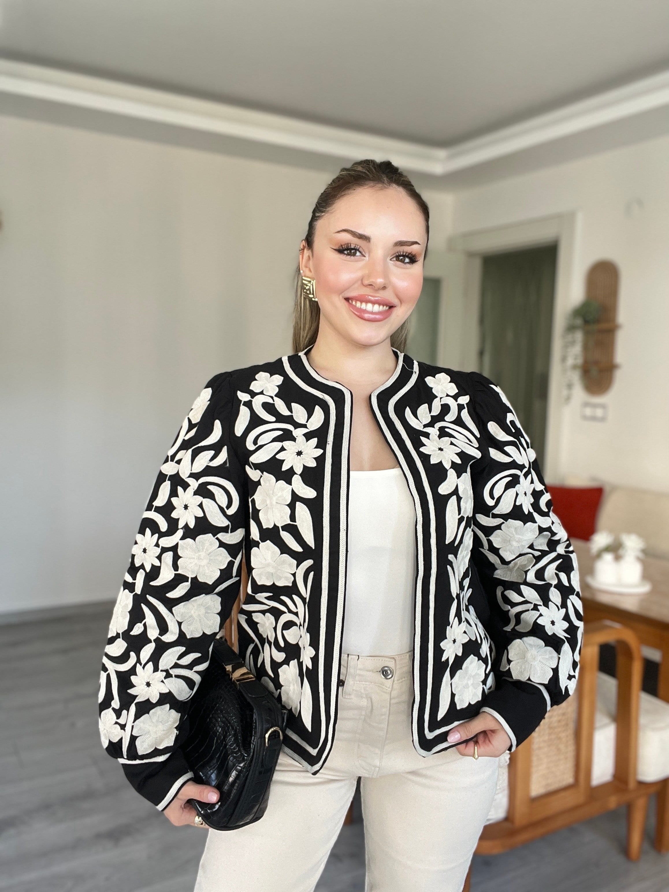 Tasarım Siyah Üzerine Bej Nakışlı Ceket