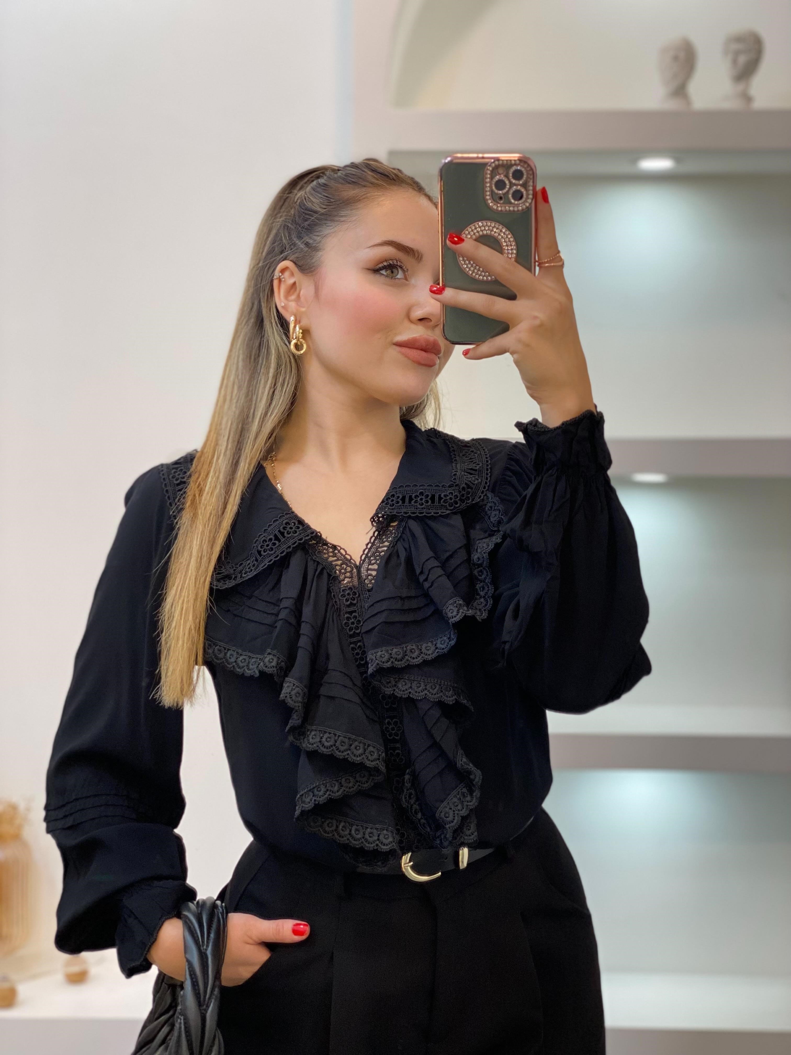 Tasarım Siyah V Yaka Önü Volanlı  Bluz 