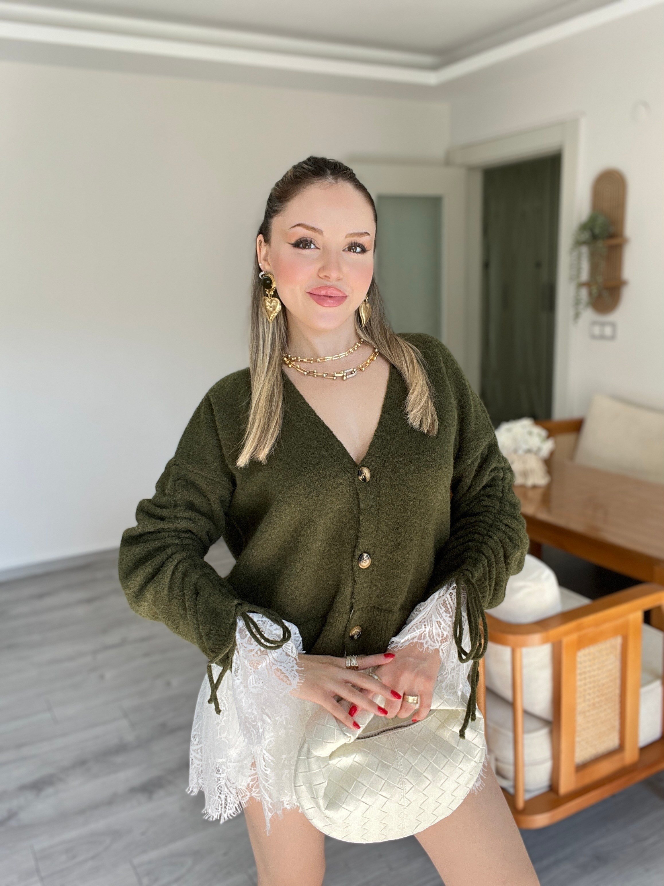 Yeşil Dantel Detay Kolları Büzgülü Model Hırka