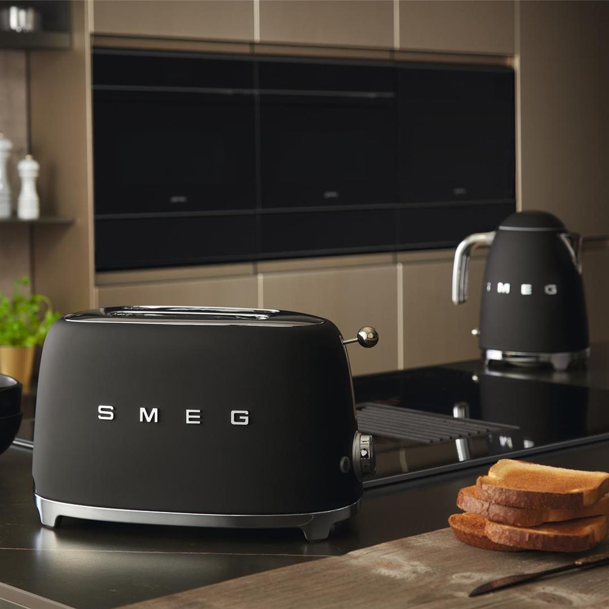 SMEG MAT SİYAH EKMEK KIZARTMA MAKİNESİ TSF01BLMEU