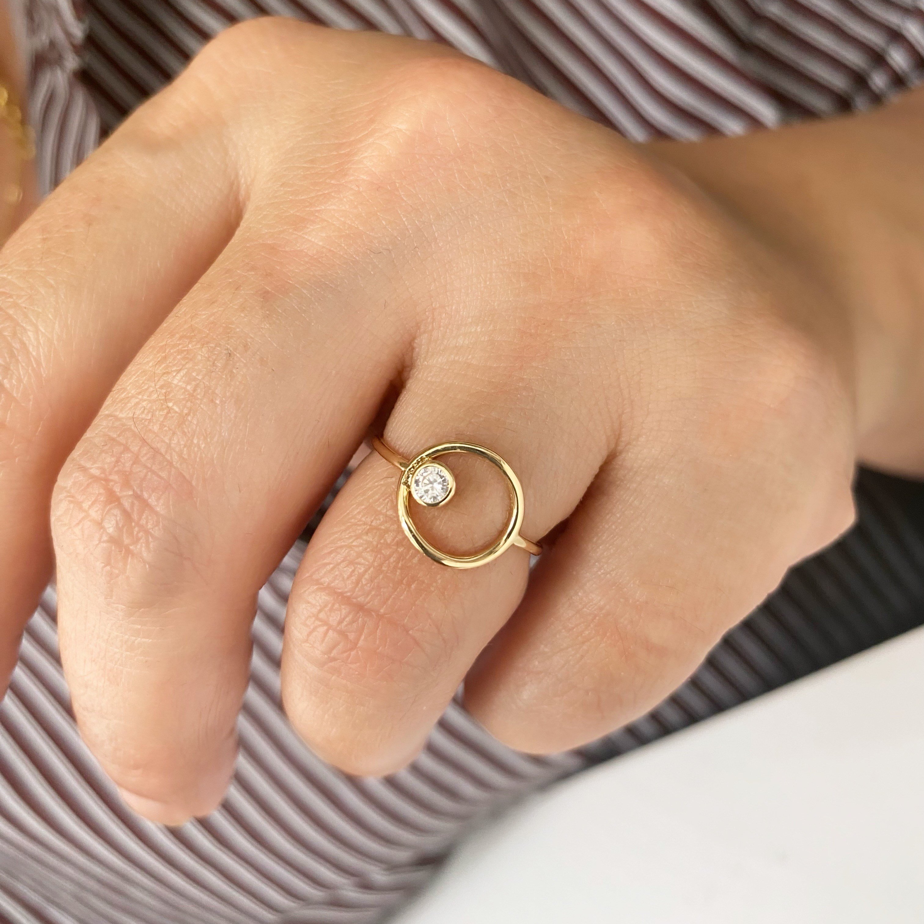 14 Ayar Altın Pırlantalı Minimal Yüzük