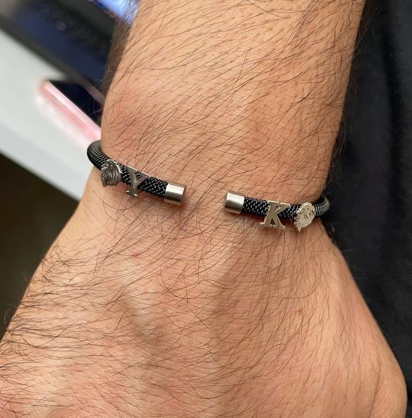 Gümüş Aslan ve Harf Detaylı Siyah Çelik Bileklik