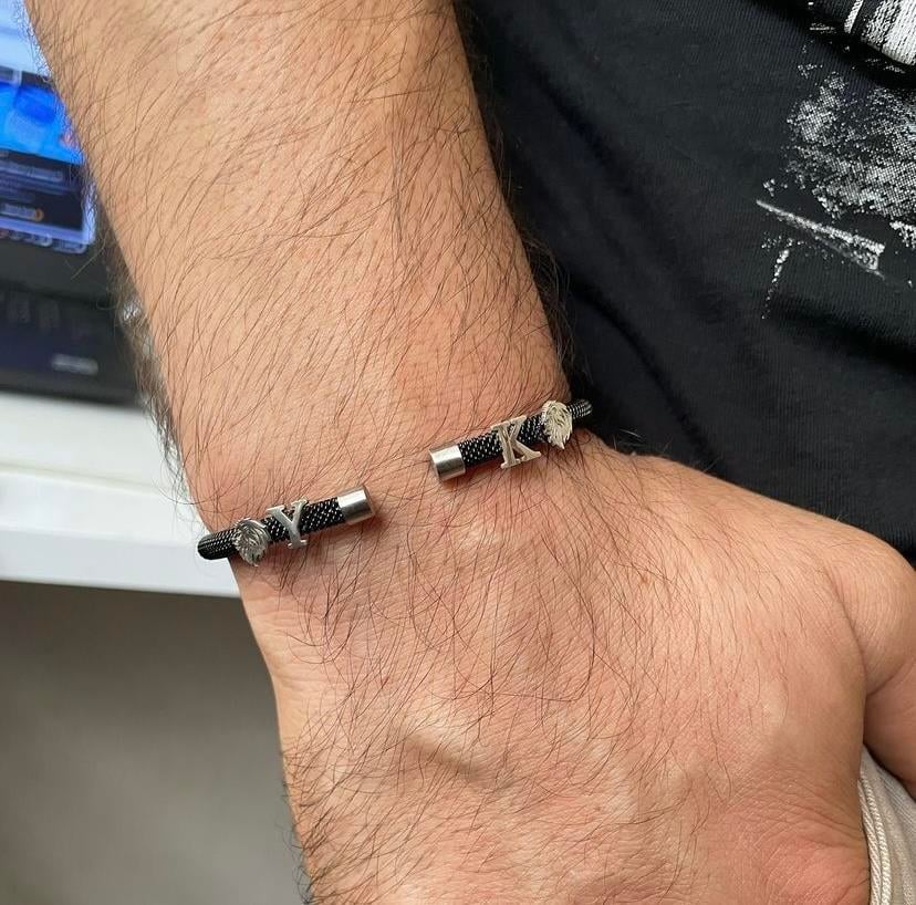 Gümüş Aslan ve Harf Detaylı Siyah Çelik Bileklik