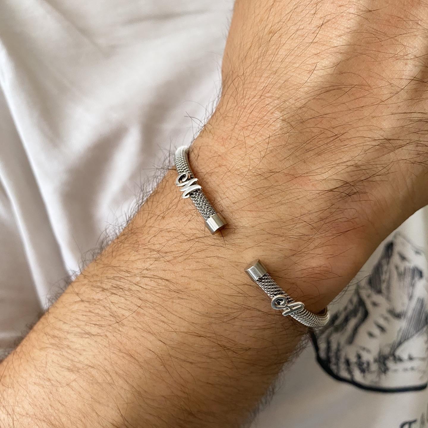 Gümüş Elyazısı Harfli Beyaz Çelik Bileklik