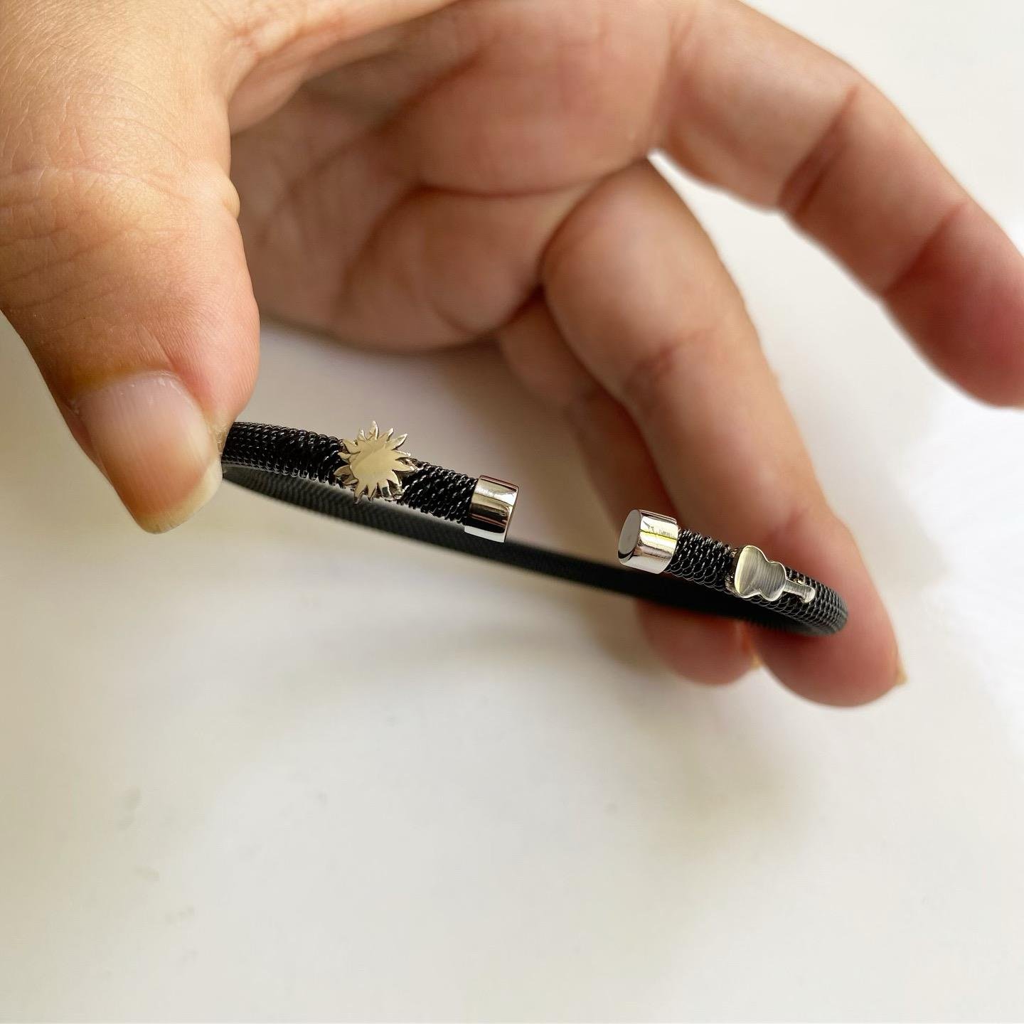 Gümüş Güneş ve Gitar Detaylı Siyah Çelik Bileklik