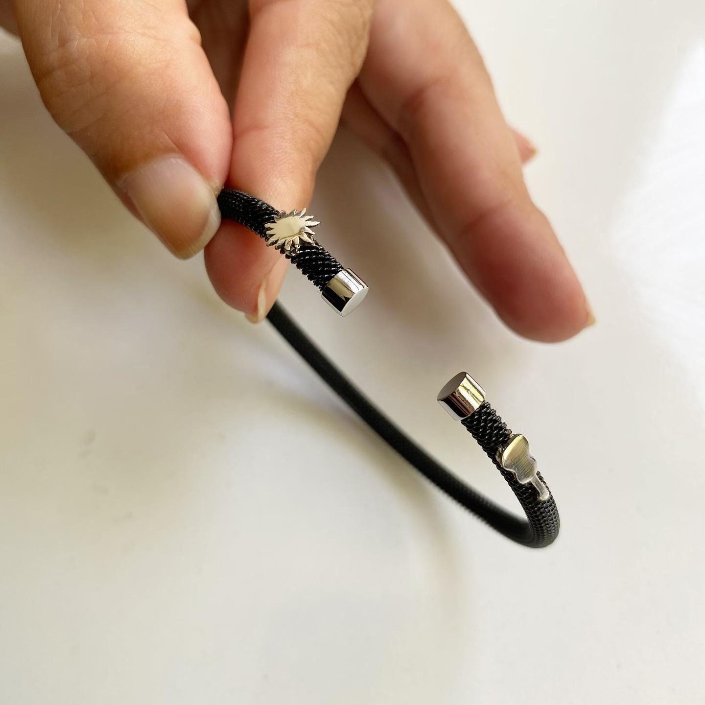 Gümüş Güneş ve Gitar Detaylı Siyah Çelik Bileklik