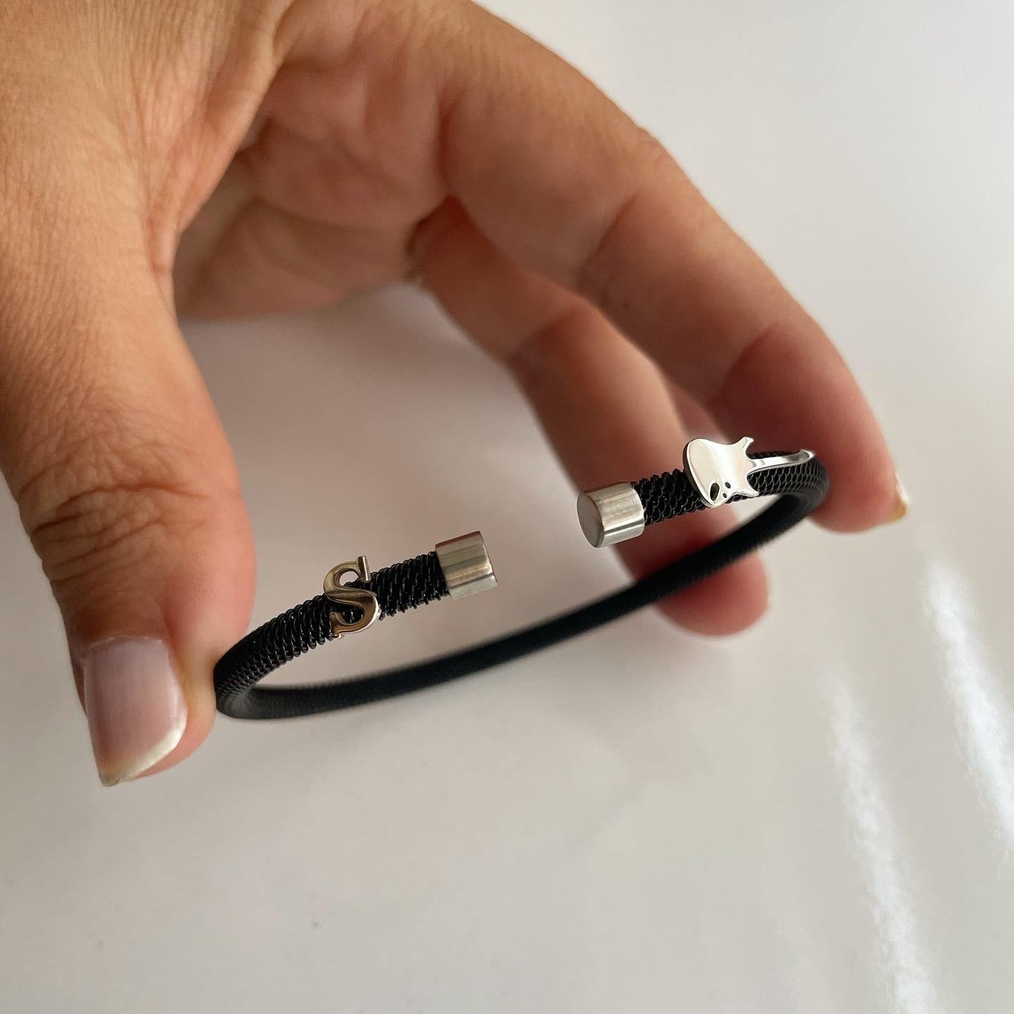 Gümüş Harf ve Gitar Detaylı Siyah Çelik Bileklik