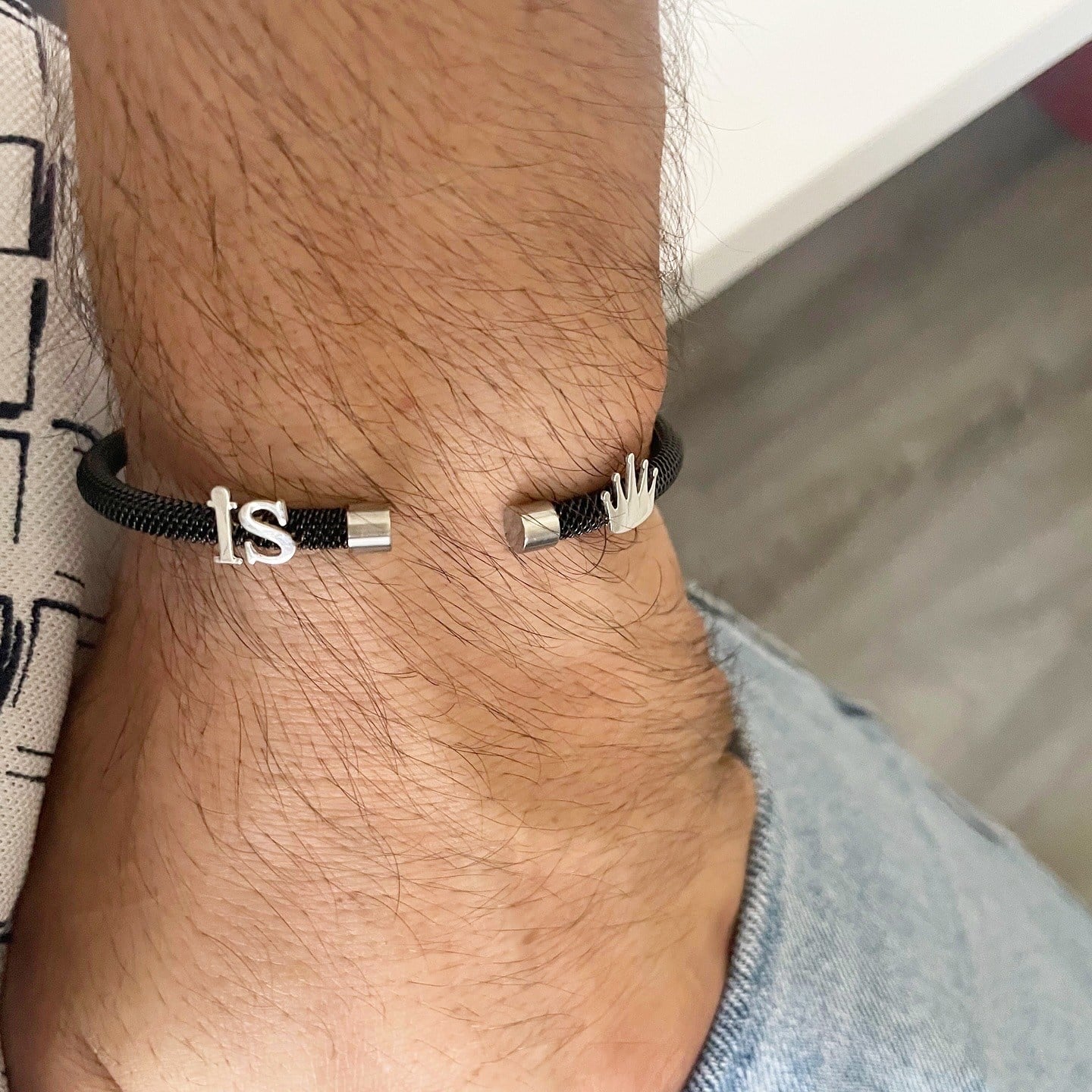 Gümüş Kral Tacı ve Harfli Siyah Çelik Bileklik