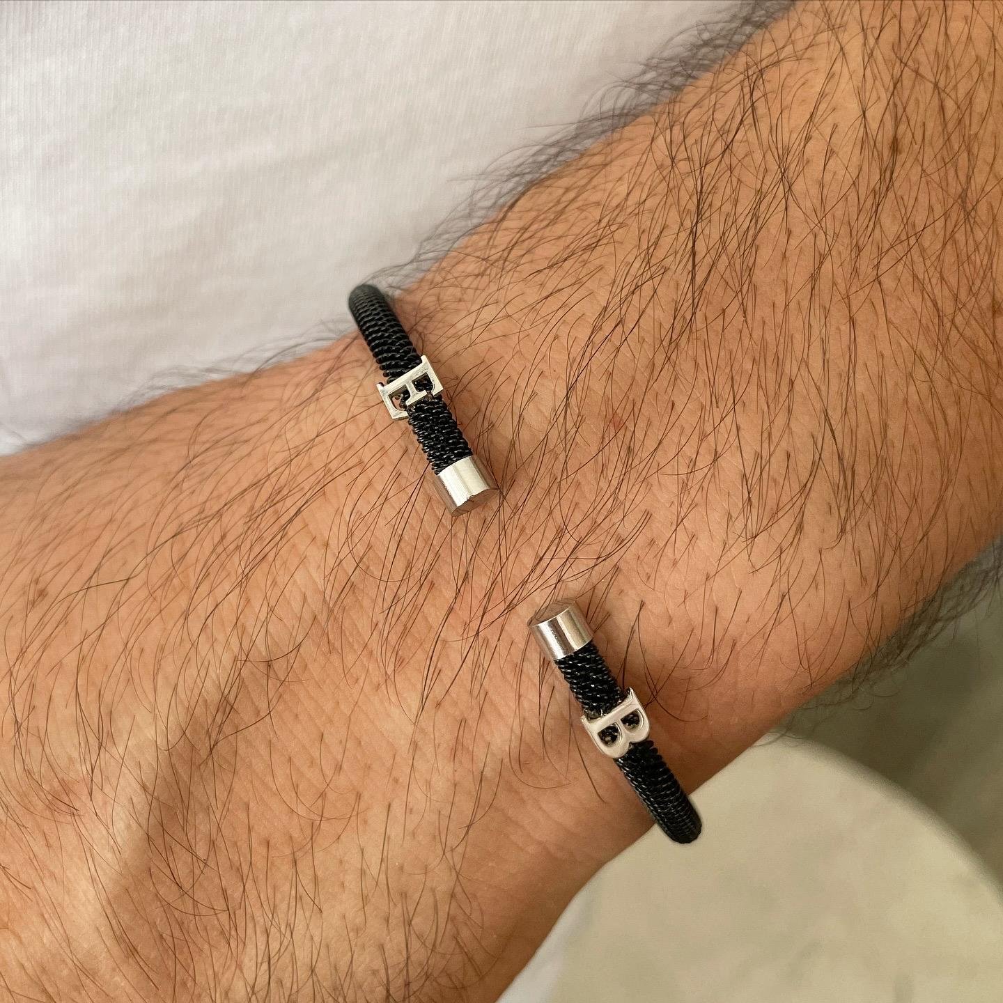 Gümüş Renk Harf Detaylı Çelik Bileklik