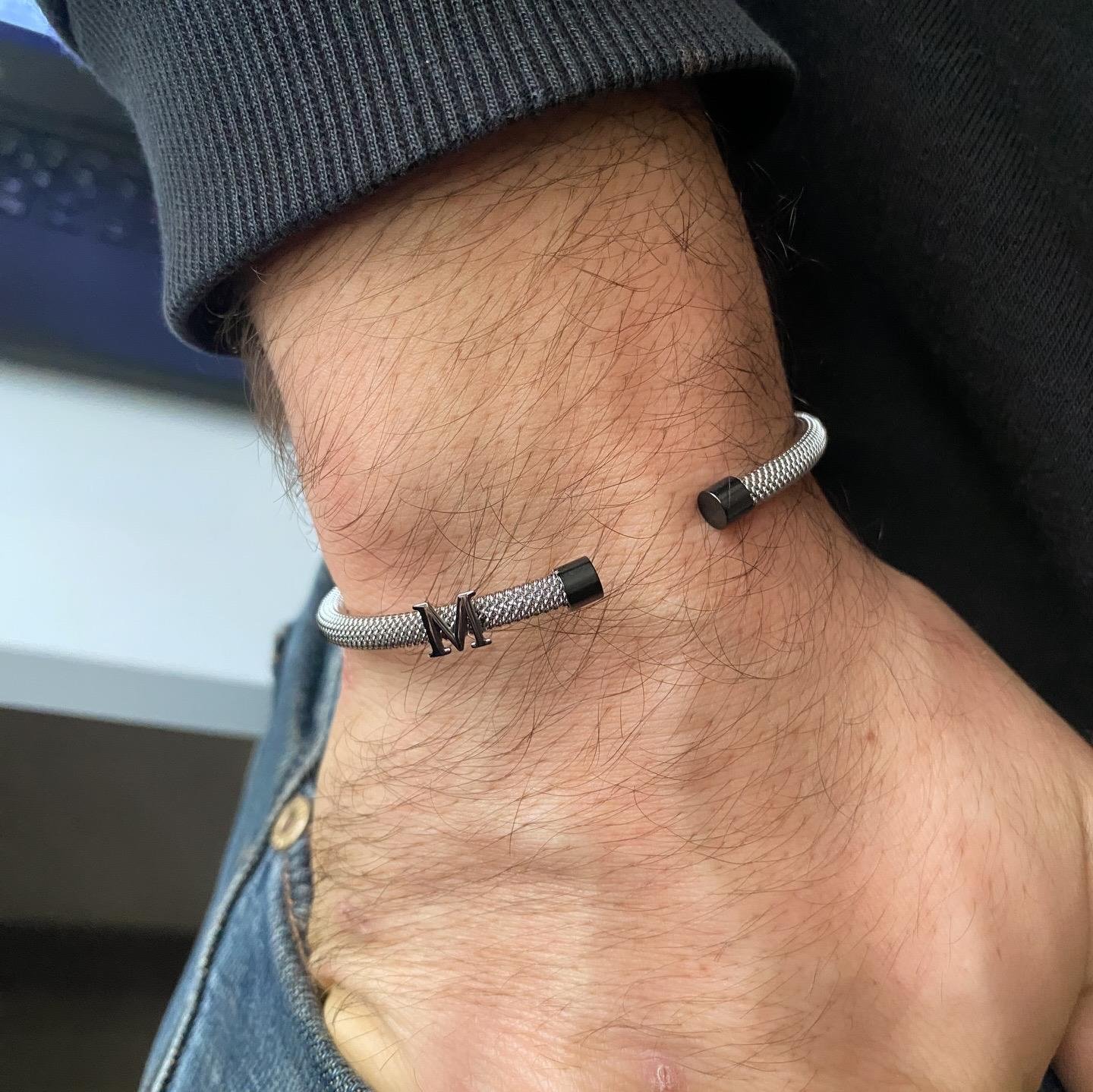 Gümüş Siyah Harf ve Uçlu Beyaz Çelik Bileklik