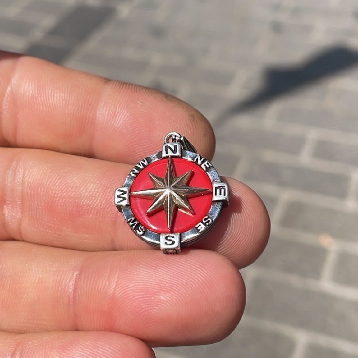 Kırmızı Taşlı Pusula Gümüş Erkek Kolye Ucu
