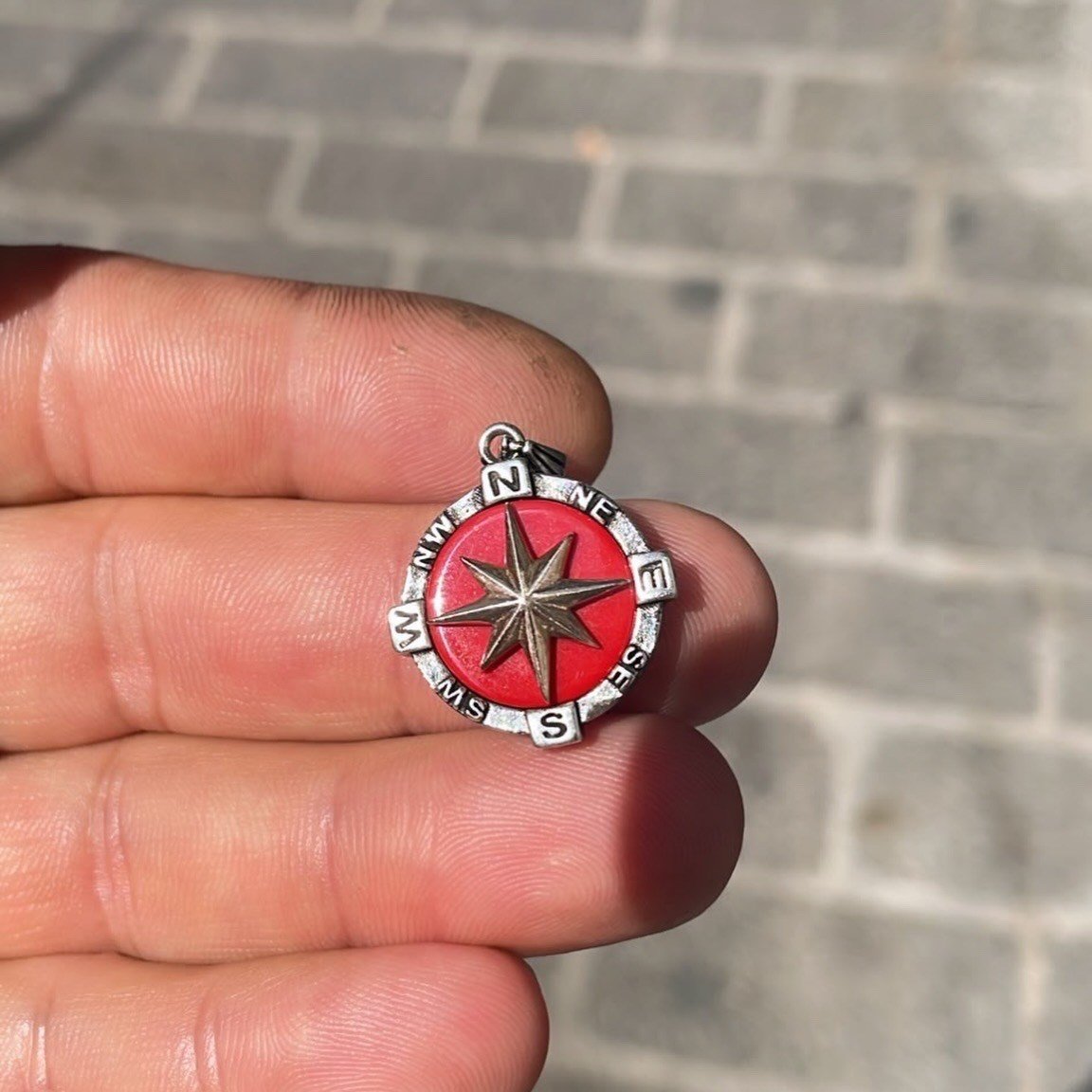 Kırmızı Taşlı Pusula Gümüş Erkek Kolye Ucu