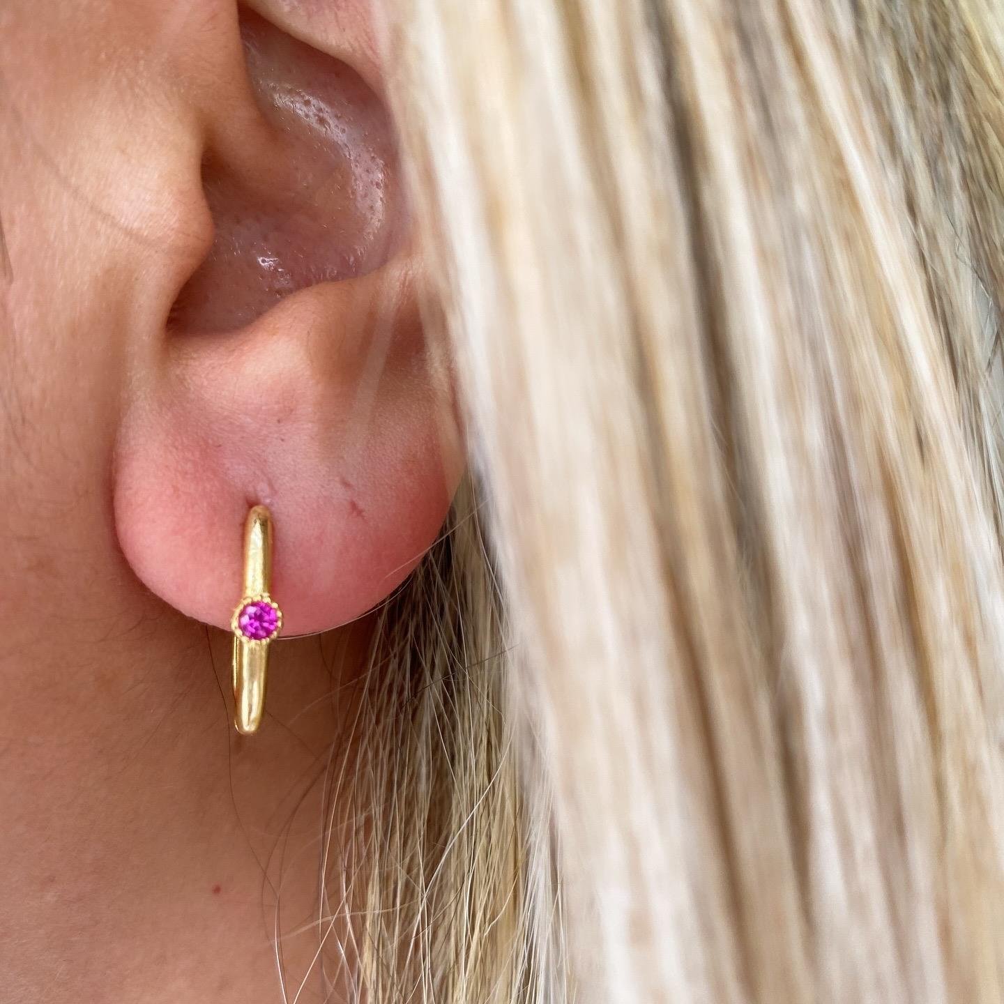 Pembe Taşlı 14 Ayar Altın Minimal Küpe