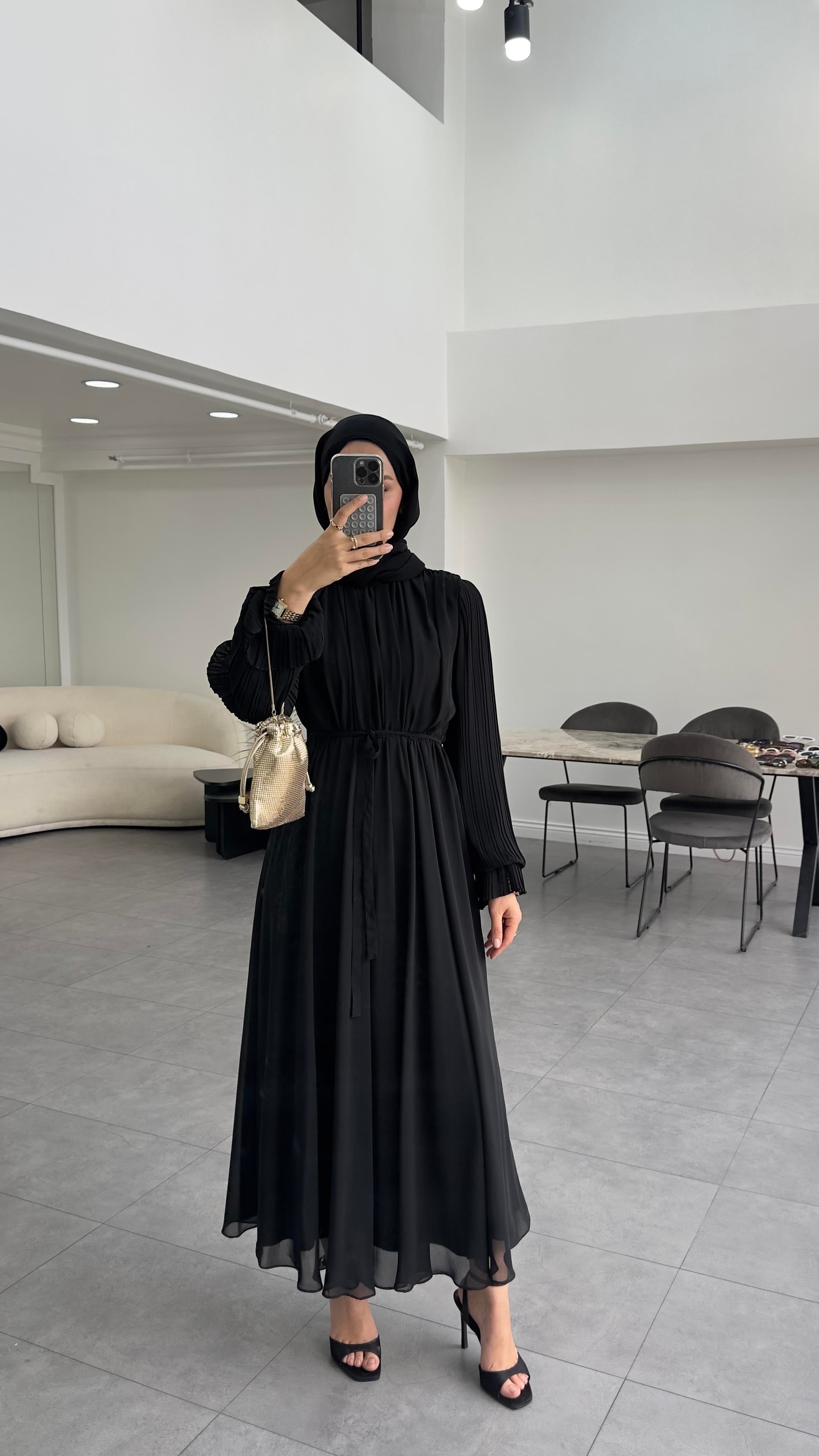 Nora Siyah Plise Elbise