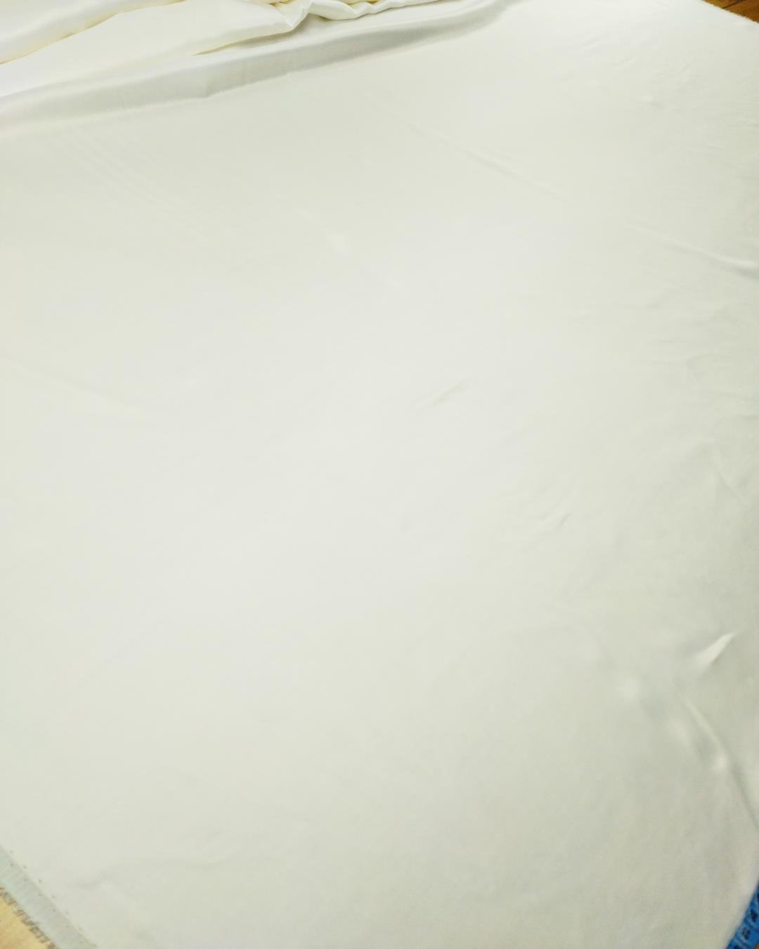 Ekru Renkte Saten Viskon
 (En 150 cm x
 Boy 290 cm)