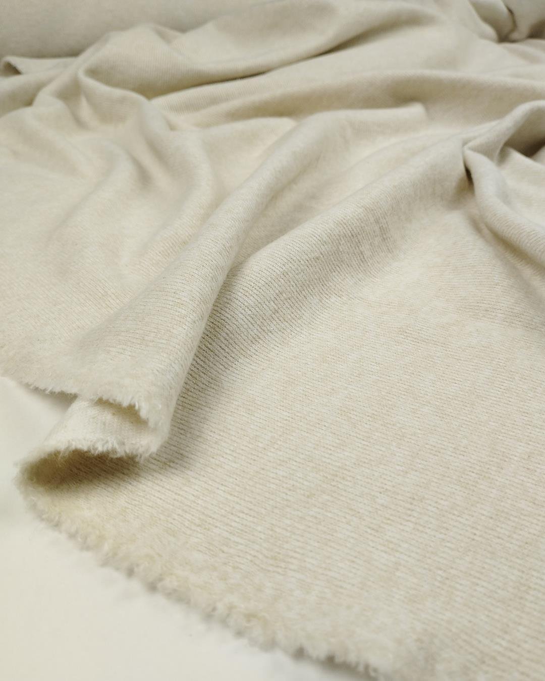 Krem Bej Arası Renkte Kaşkorse Örme Kumaş
 (En 160 cm x
 Boy 250 cm)