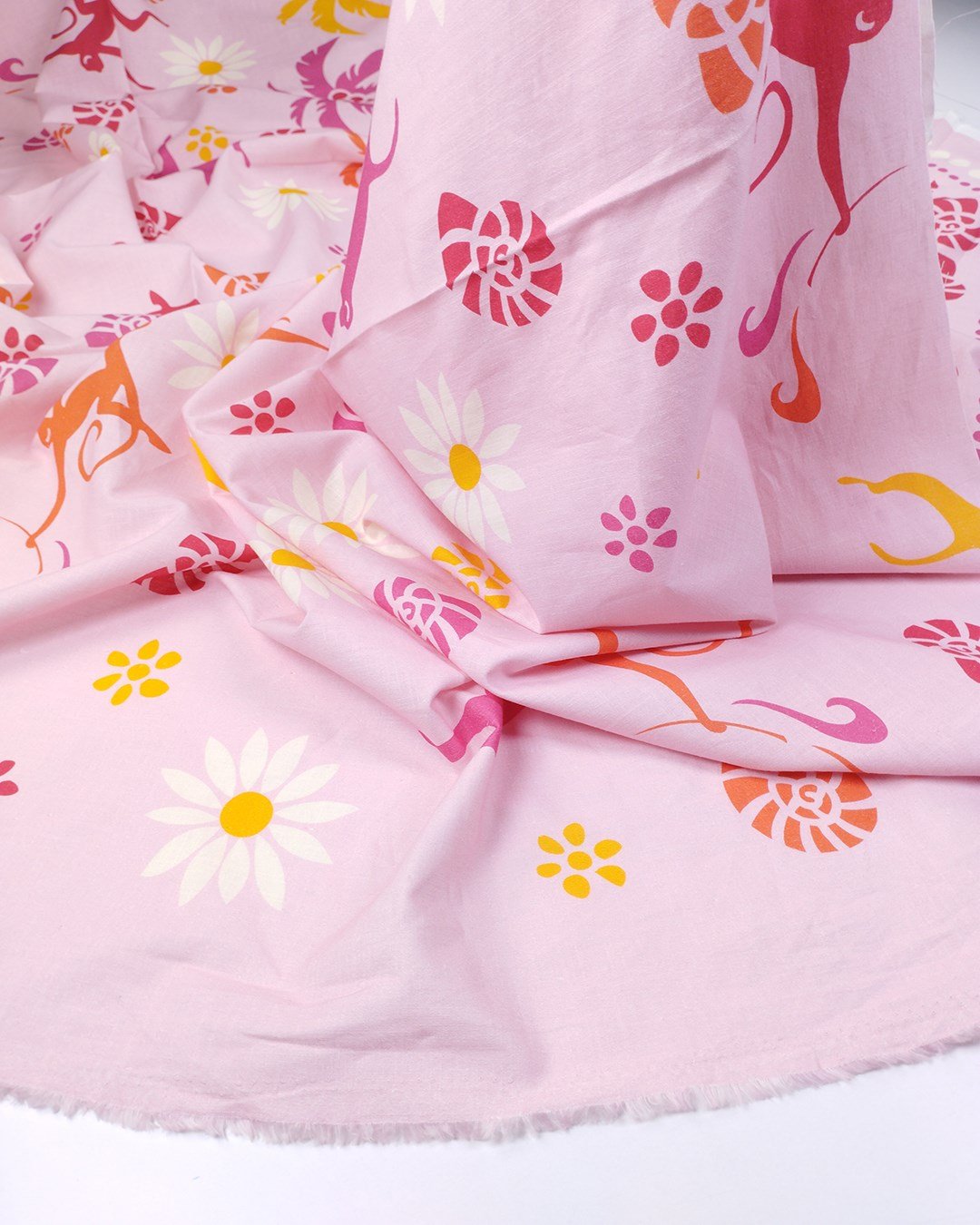 Pembe Üzeri Çiçek Ve Maymun Desenli Beyaz Kırmızı Ve Turuncu Renklerde Pamuk Keten Keten Dokuma Kumaş Elbiselik & Gömleklik En: 150cm