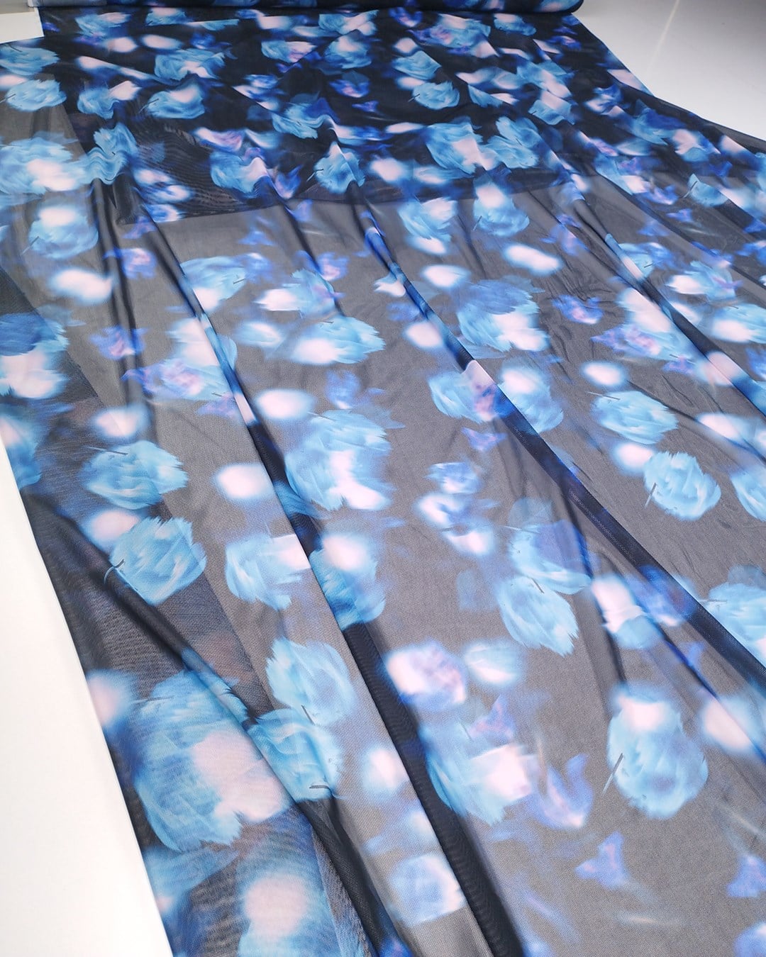 Siyah Üzeri Mavi Pembe Batik Desen Esnek Yumuşak File Kumaş Elbiselik & Bluzluk En: 160cm