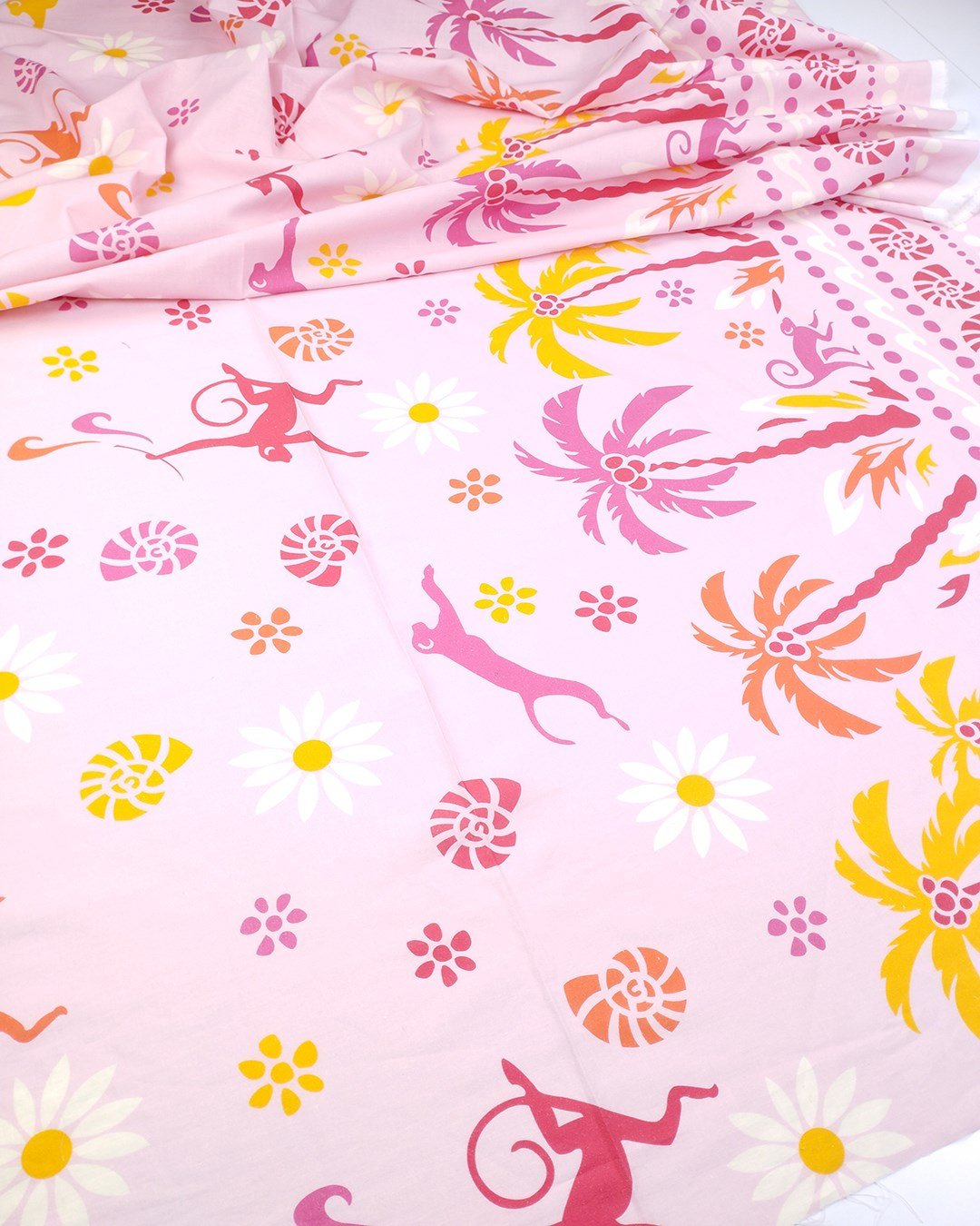 Pembe Üzeri Çiçek Ve Maymun Desenli Beyaz Kırmızı Ve Turuncu Renklerde Pamuk Keten Keten Dokuma Kumaş Elbiselik & Gömleklik En: 150cm